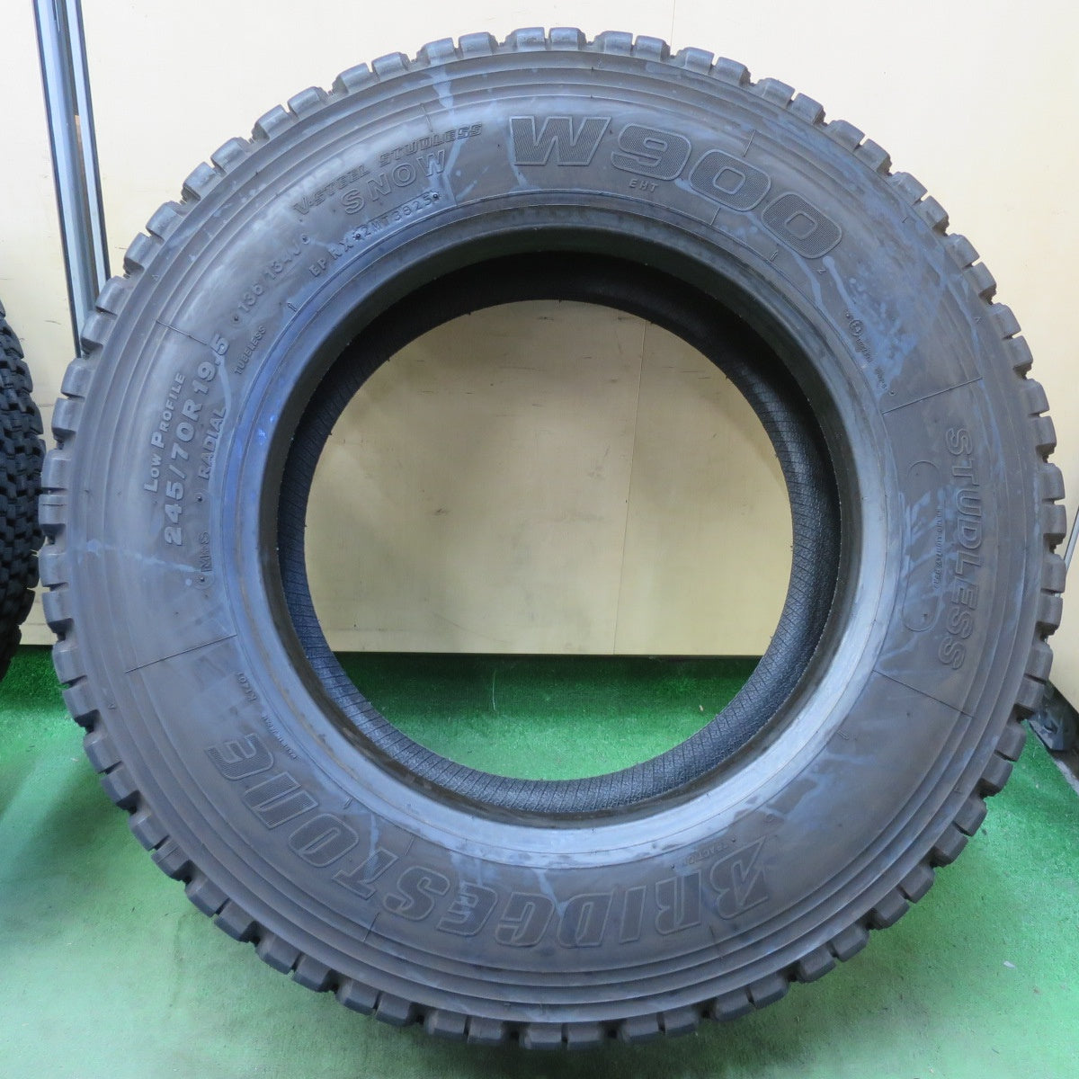 バリ溝！25年！9分★トラック タイヤ 245/70R19.5 136/134J スタッドレス ブリヂストン W900 19.5インチ★6050513イスタ