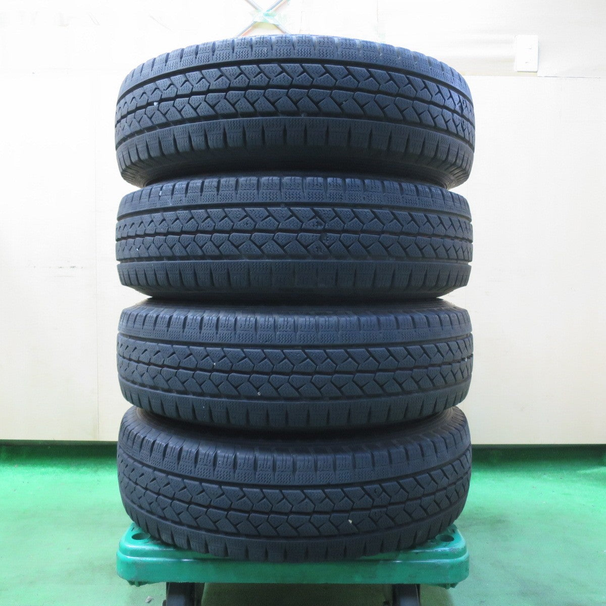 [送料無料] リムガード付き！バリ溝！キレイ！9分★トヨタ ハイエース 純正 スチール 195/80R15 107/105L スタッドレス ブリヂストン ブリザック VL1 PCD139.7/6H★4093010イス