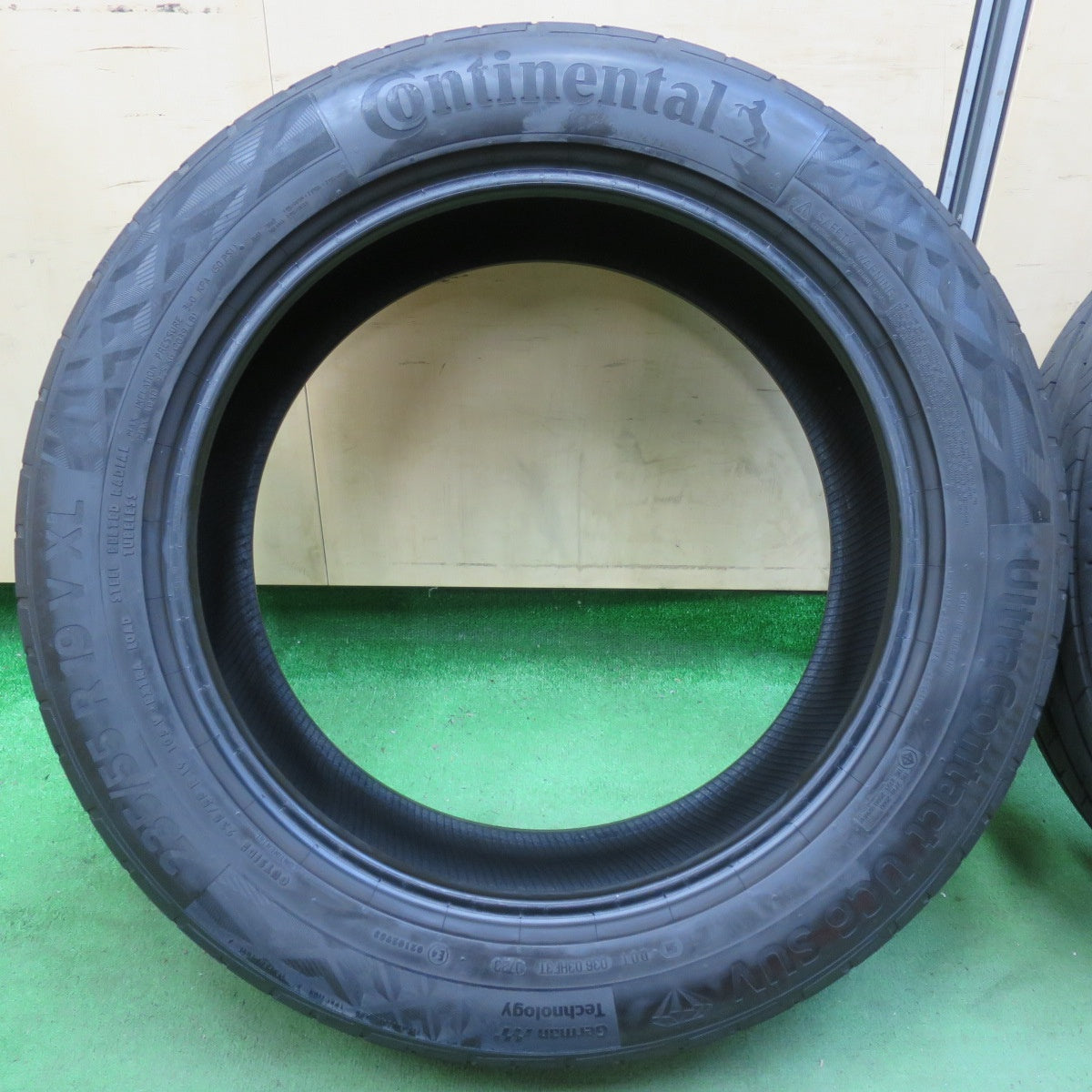 [送料無料] バリ溝！23年！8.5分！2本★235/55R19 コンチネンタル ウルトラコンタクト UC6 SUV タイヤ 19インチ レクサス RX RAV4 エクストレイル等★5021403イノタ