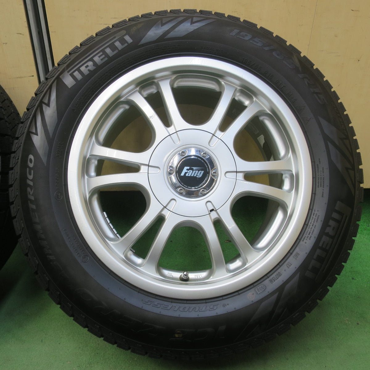 バリ溝！24年！キレイ！ほぼ10分★スタッドレス 195/65R15 ピレリ アイス ゼロ アシンメトリコ Fang KOSEI ファング コーセイ 15インチ PCD114.3/4H 5H マルチ★6060909イス