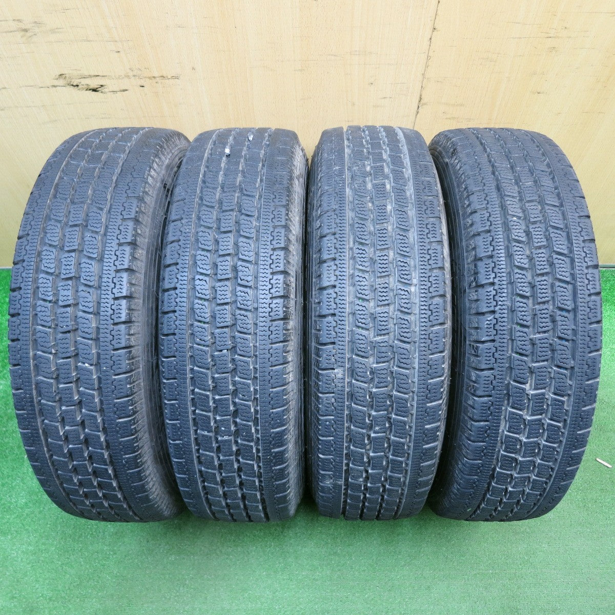 バリ溝！9.5分以上★スタッドレス 165R13 6PR トーヨー デルベックス 934 VIOLENTO ヴィオレント 13インチ PCD100/4H★5042003TNス