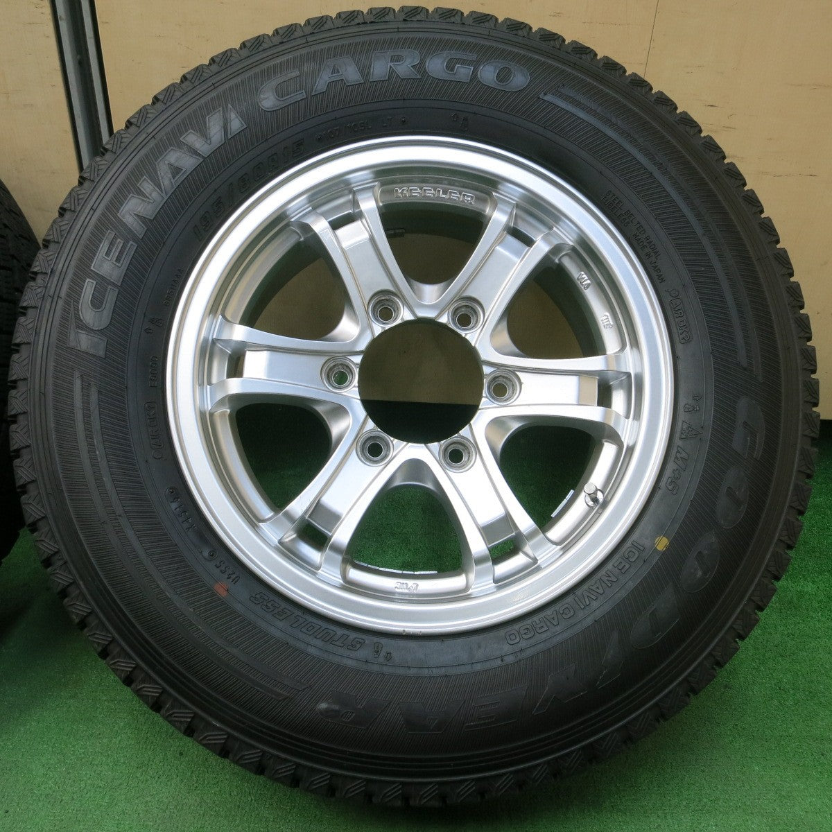 *送料無料* バリ溝！キレイ！9.5分★ハイエース等  KEEELER 195/80R15 スタッドレス グッドイヤー アイスナビ カーゴ キーラー 15インチ PCD139.7/6H★4041004イス