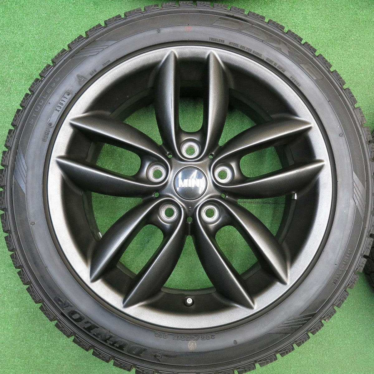 ほぼ未使用！キレイ★MINI R60 ミニ クロスオーバー 純正 205/55R17 スタッドレス ダンロップ DSX-2 17インチ PCD120/5H★5121102HAス