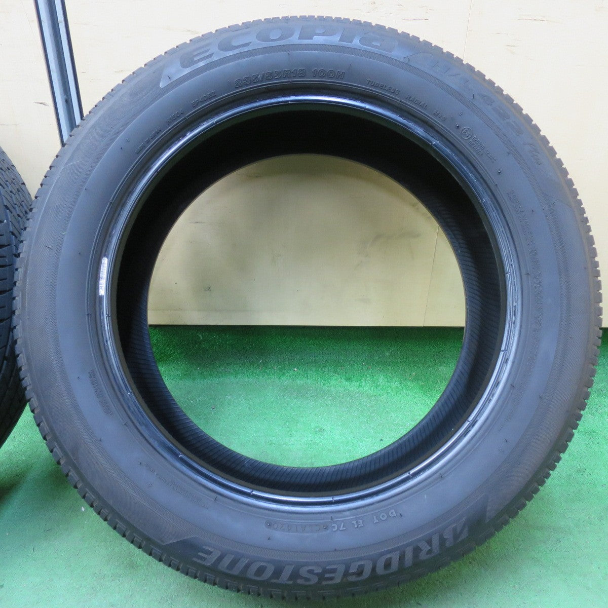 [送料無料] バリ溝！9.5分以上★235/55R18 ブリヂストン エコピア H/L 422 プラス タイヤ 18インチ NX ハリアー RAV4 ヴァンガード 等★5010814イノタ