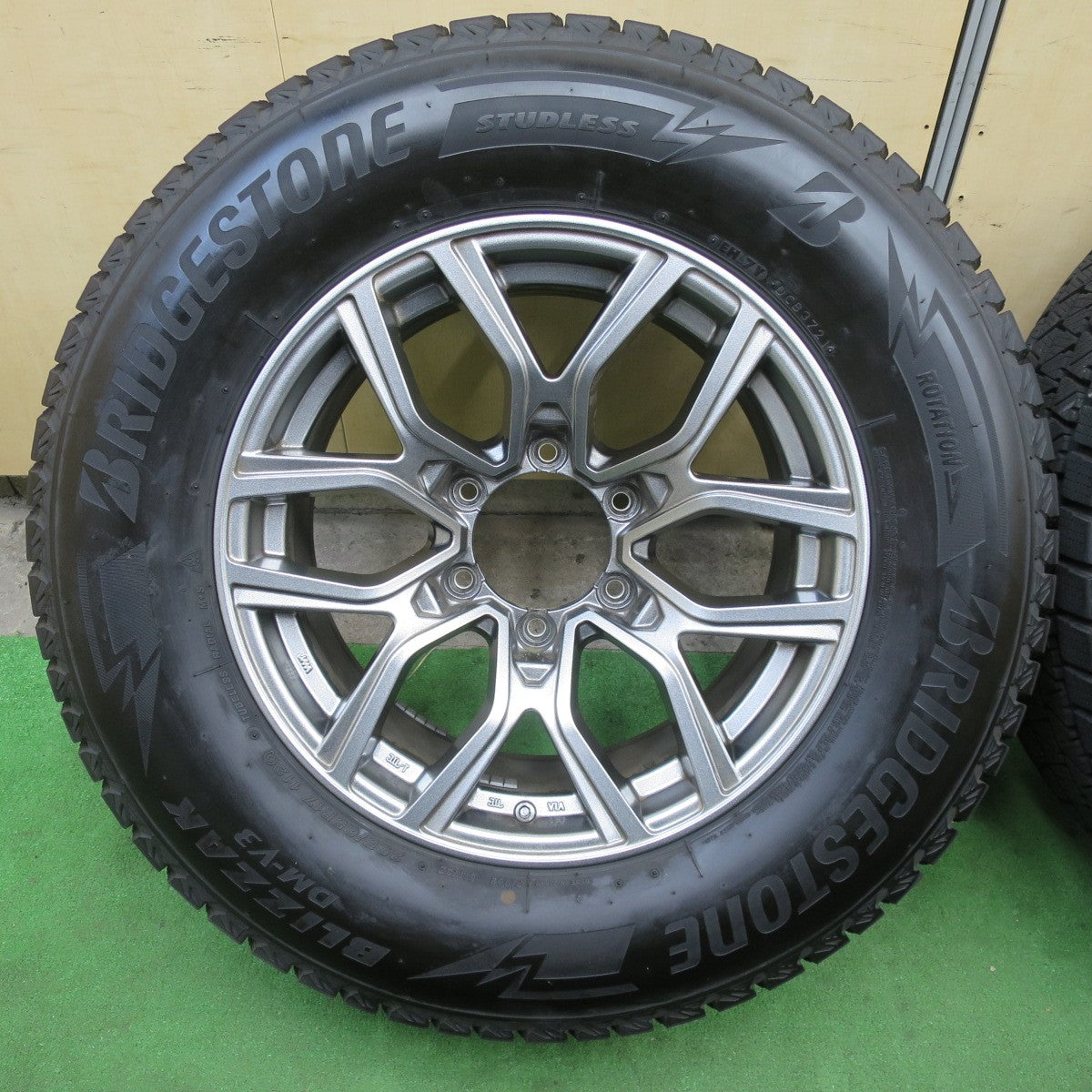 バリ溝！21年！キレイ！9.5分★スタッドレス 265/65R17 ブリヂストン ブリザック DM-V3 KAZERA H301 カゼラ 17インチ PCD139.7/6H★5112105TTス
