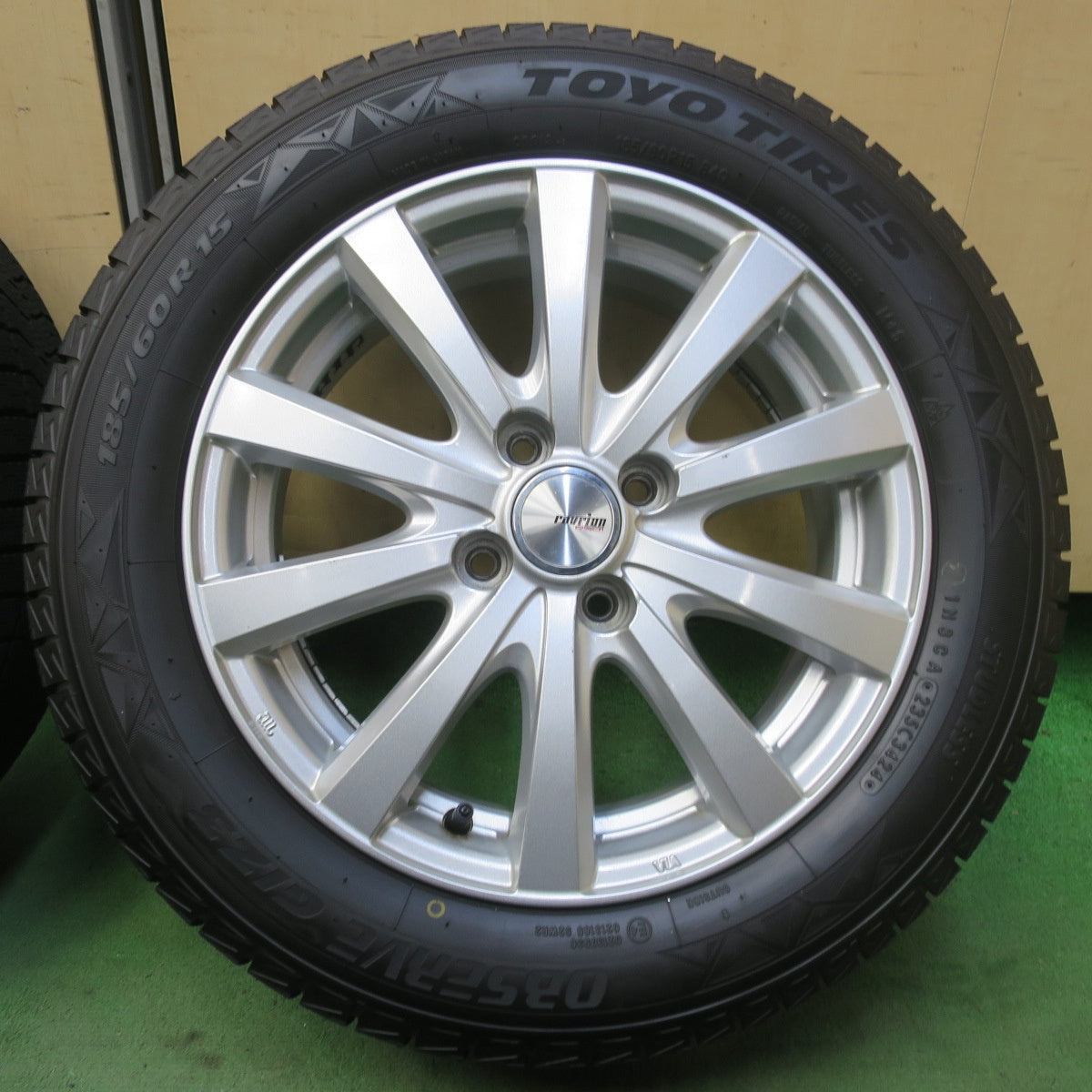 バリ溝！24年！キレイ！ほぼ10分◎スタッドレス 185/60R15 トーヨー オブザーブ GIZ3 ravrion RS01 ラブリオン 15インチ PCD100/4H◎6090909イス