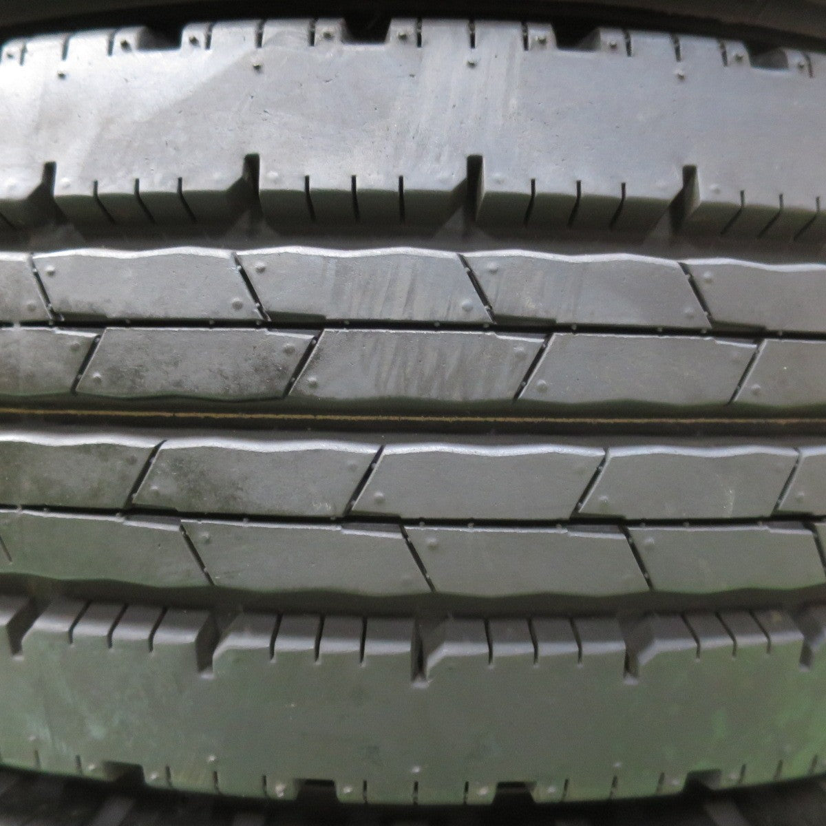 [送料無料] ほぼ未使用！23年★トラック タイヤ 195/75R15 109/107N ダンロップ エナセーブ SPLT50 M 15インチ★5011005イノタ