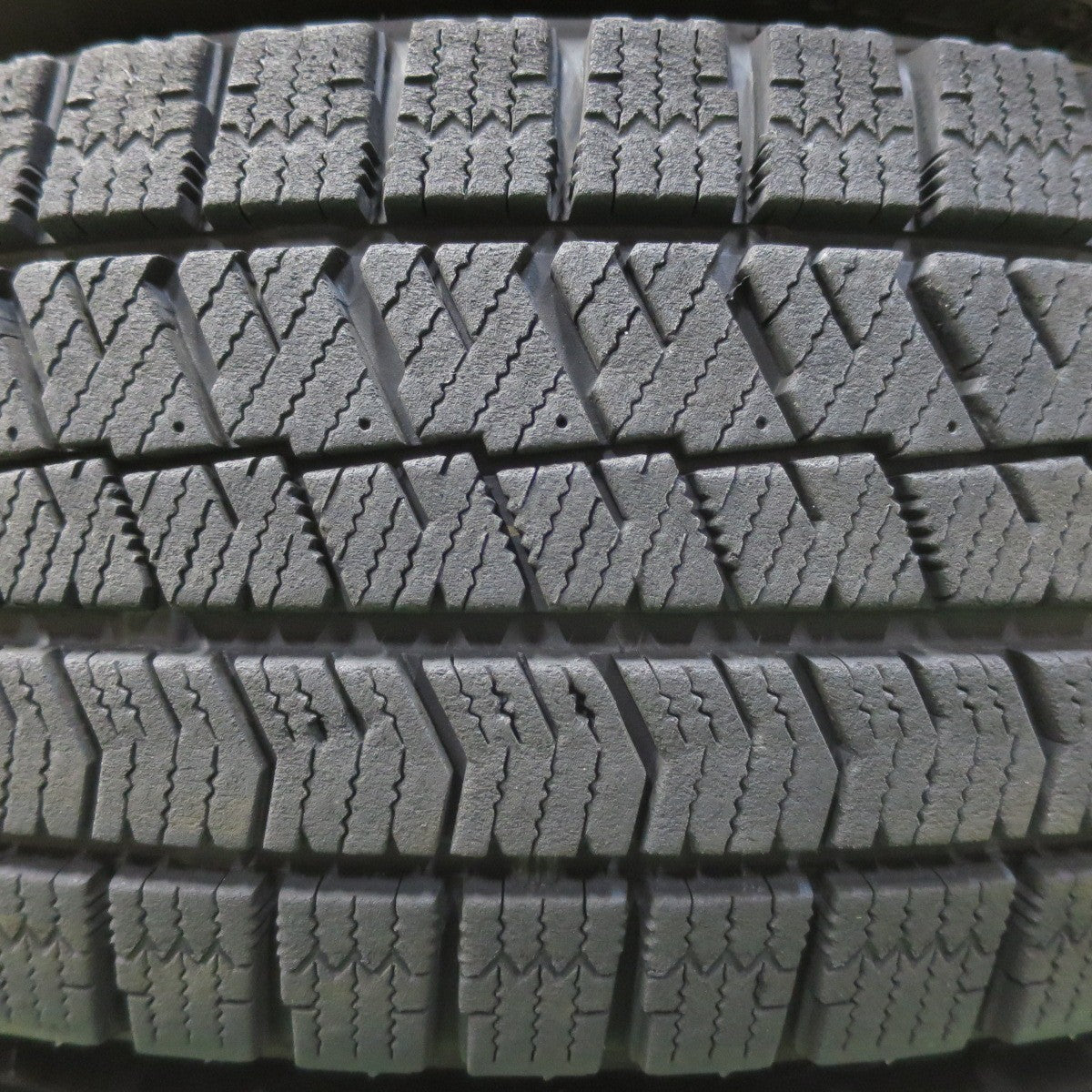 [送料無料] バリ溝！21年！キレイ！8.5分★スタッドレス 185/70R14 ブリヂストン ブリザック VRX2 Fang ファング 14インチ PCD100/4H★4093009イス