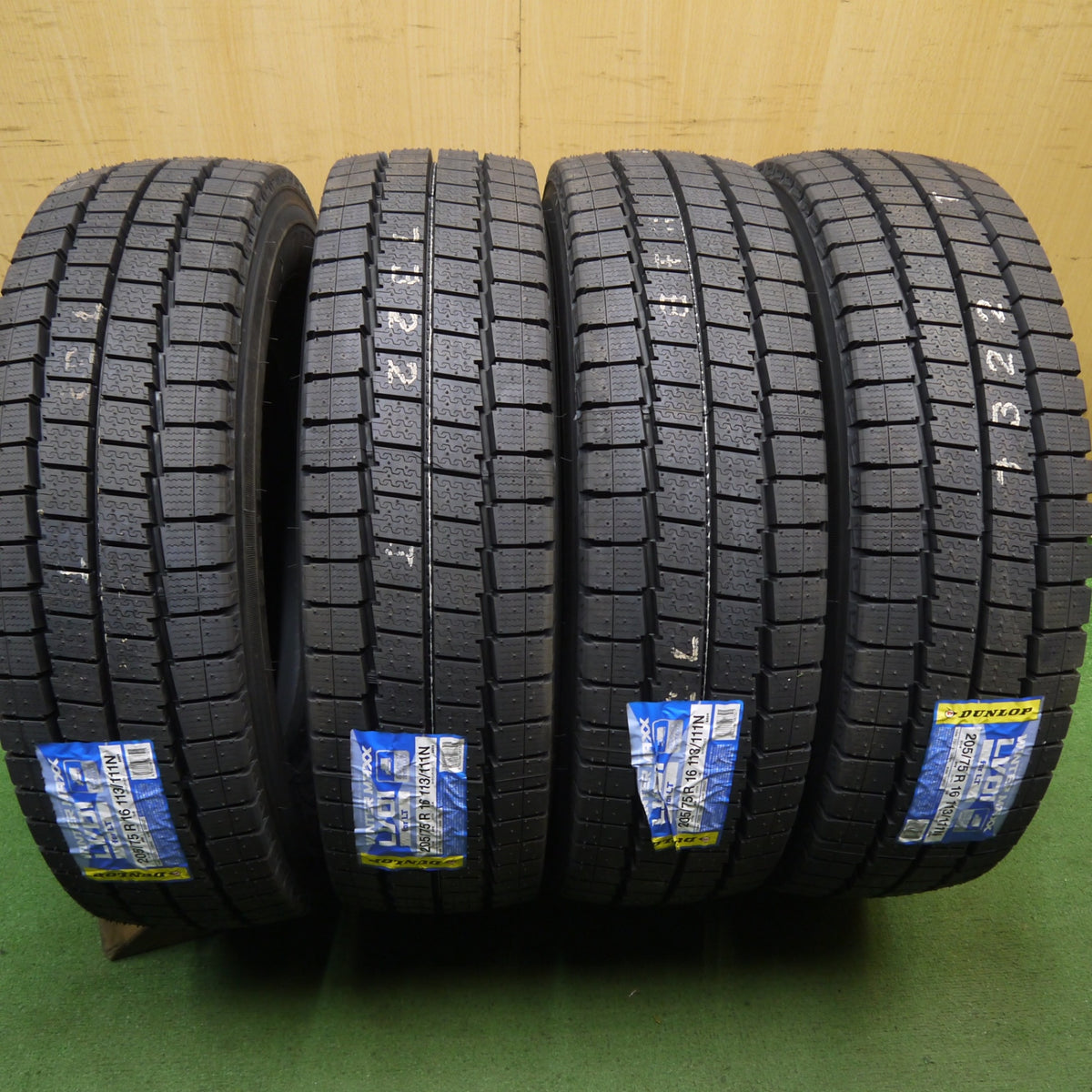 未使用！26年◎トラック タイヤ 205/75R16 113/111N スタッドレス ダンロップ ウインターマックス LV01 for LT 16インチ◎6090807Hスタ