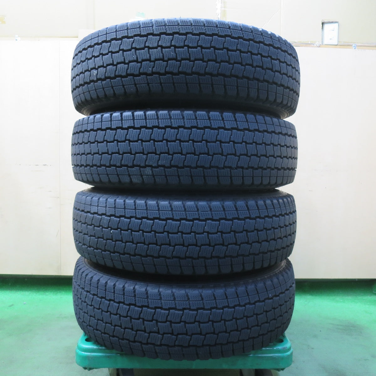 バリ溝！キレイ！9分★200系 ハイエース BISON BN-01 195/80R15 107/105L スタッドレス グッドイヤー アイスナビ カーゴ 15インチ PCD139.7/6H★5102502イス