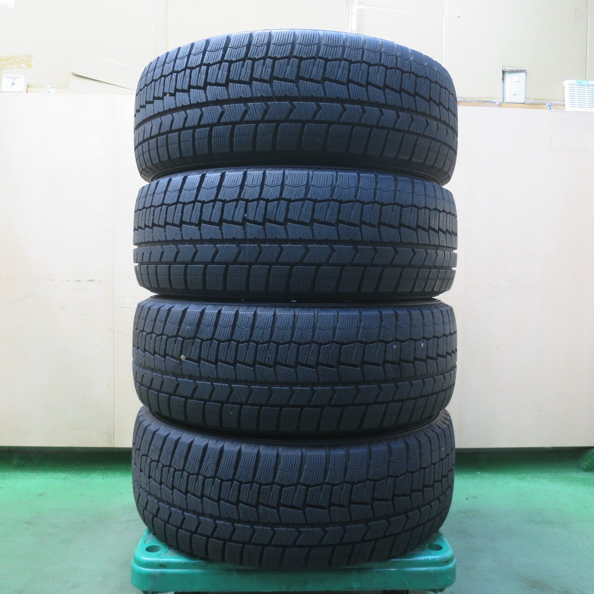 バリ溝！23年！キレイ！ほぼ10分◎スタッドレス 225/55R17 ダンロップ ウインターマックス WM02 Exceeder エクシーダー 17インチ PCD114.3/5H◎6091901イス