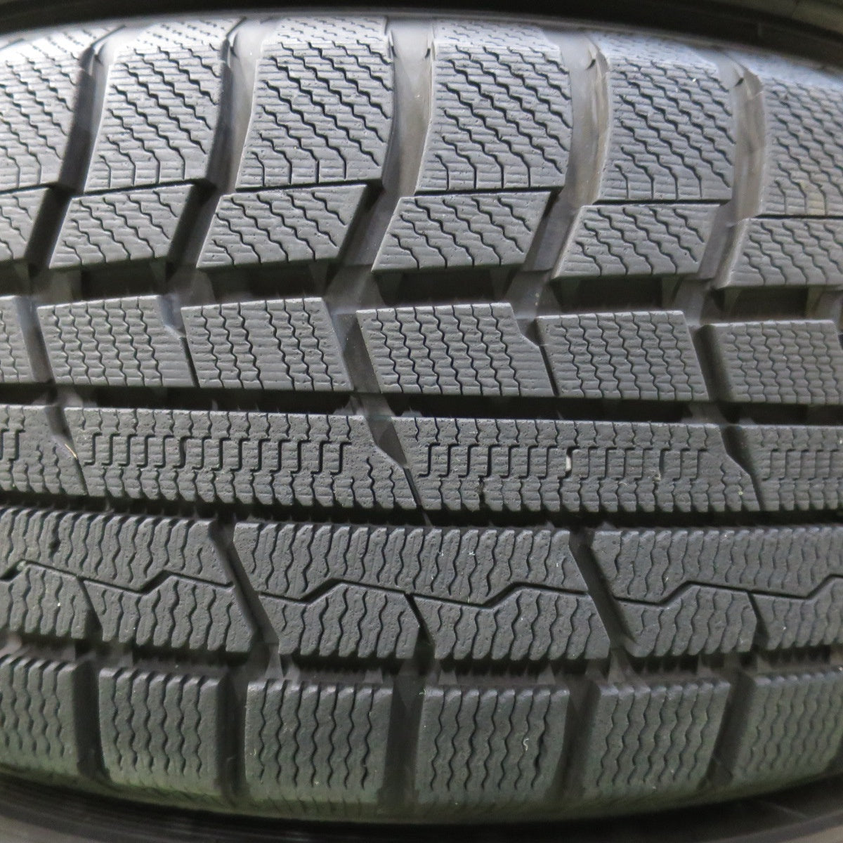 バリ溝！キレイ！9.5分以上★スタッドレス 215/60R17 トーヨー ウインター トランパス TX VELVA SPORTZ ヴェルヴァ 17インチ PCD114.3/5H★5121301イス
