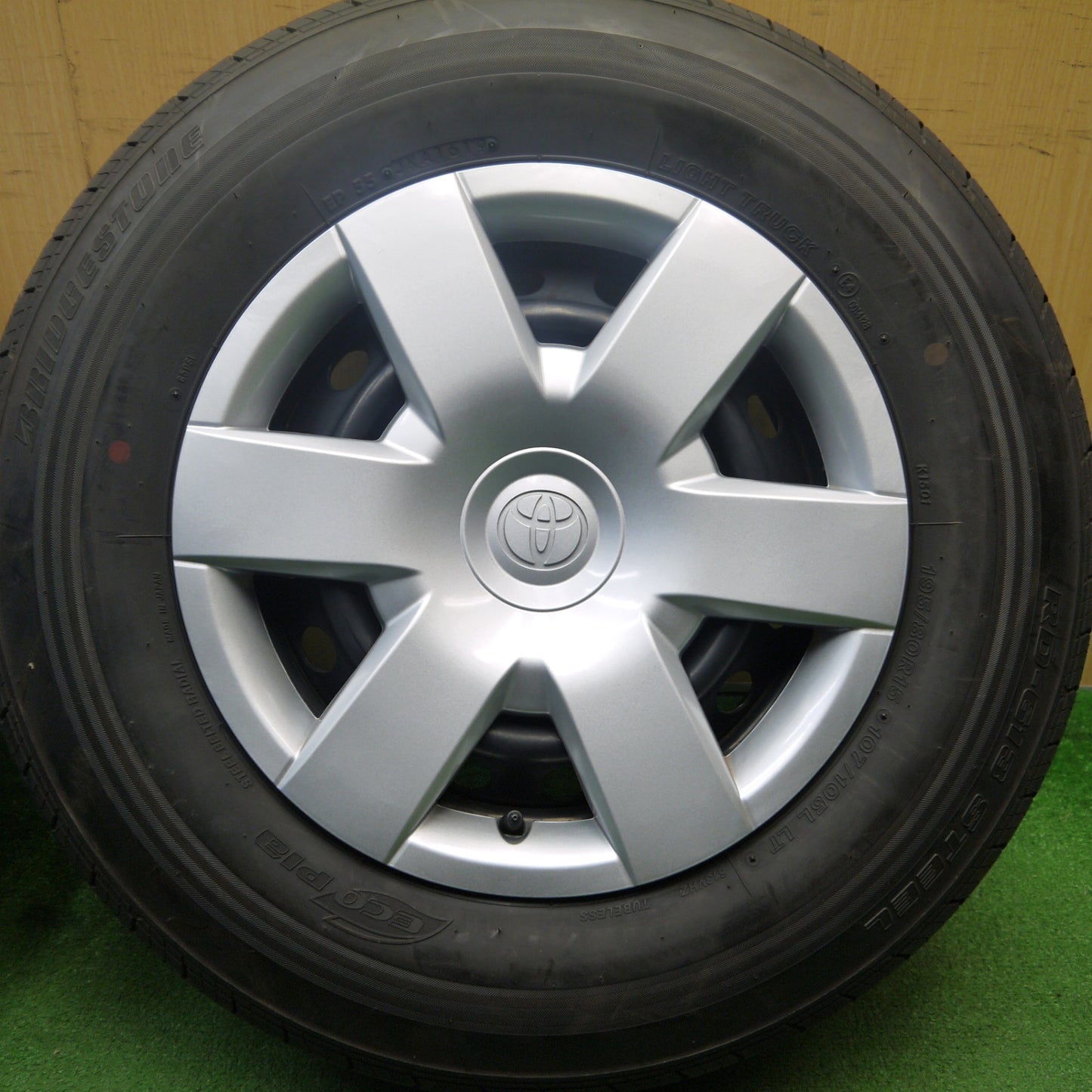 [送料無料] バリ溝！キレイ！9.5分以上★トヨタ 200系 ハイエース 純正 スチール 195/80R15 107/105L ブリヂストン RD-613 STEEL 15インチ PCD139.7/6H★5031405Hノ