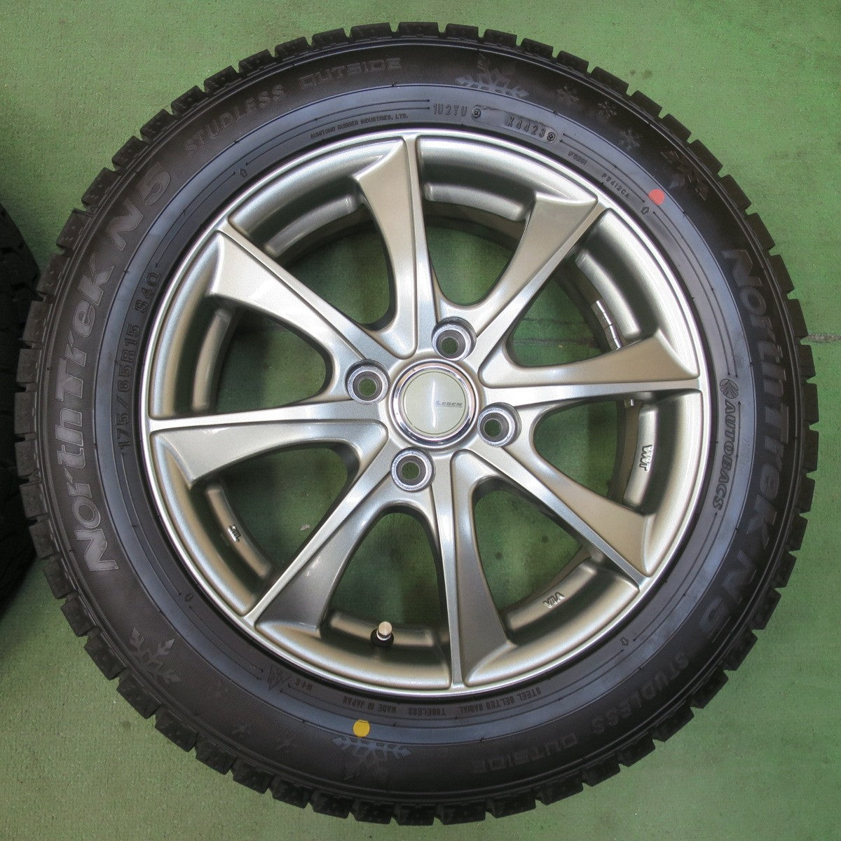 超バリ溝！23年！キレイ！ほぼ10分★スタッドレス 175/65R15 オートバックス ノーストレック N5 LEBEN レーベン 15インチ PCD100/4H★5102405イス