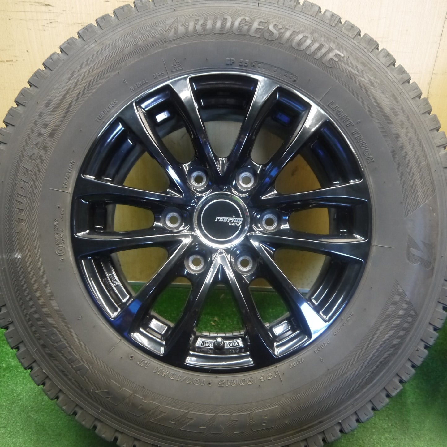 バリ溝！23年！キレイ！9.5分★スタッドレス 195/80R15 107/105N ブリヂストン ブリザック VL10 ravrion RV ラブリオン 15インチ PCD139.7/6H★6052905Hス