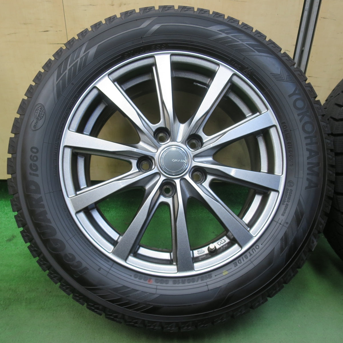 バリ溝！21年！キレイ！ほぼ10分★スタッドレス 215/60R16 ヨコハマ アイスガード iG60 GRASS グラス 16インチ PCD114.3/5H★5111411イス