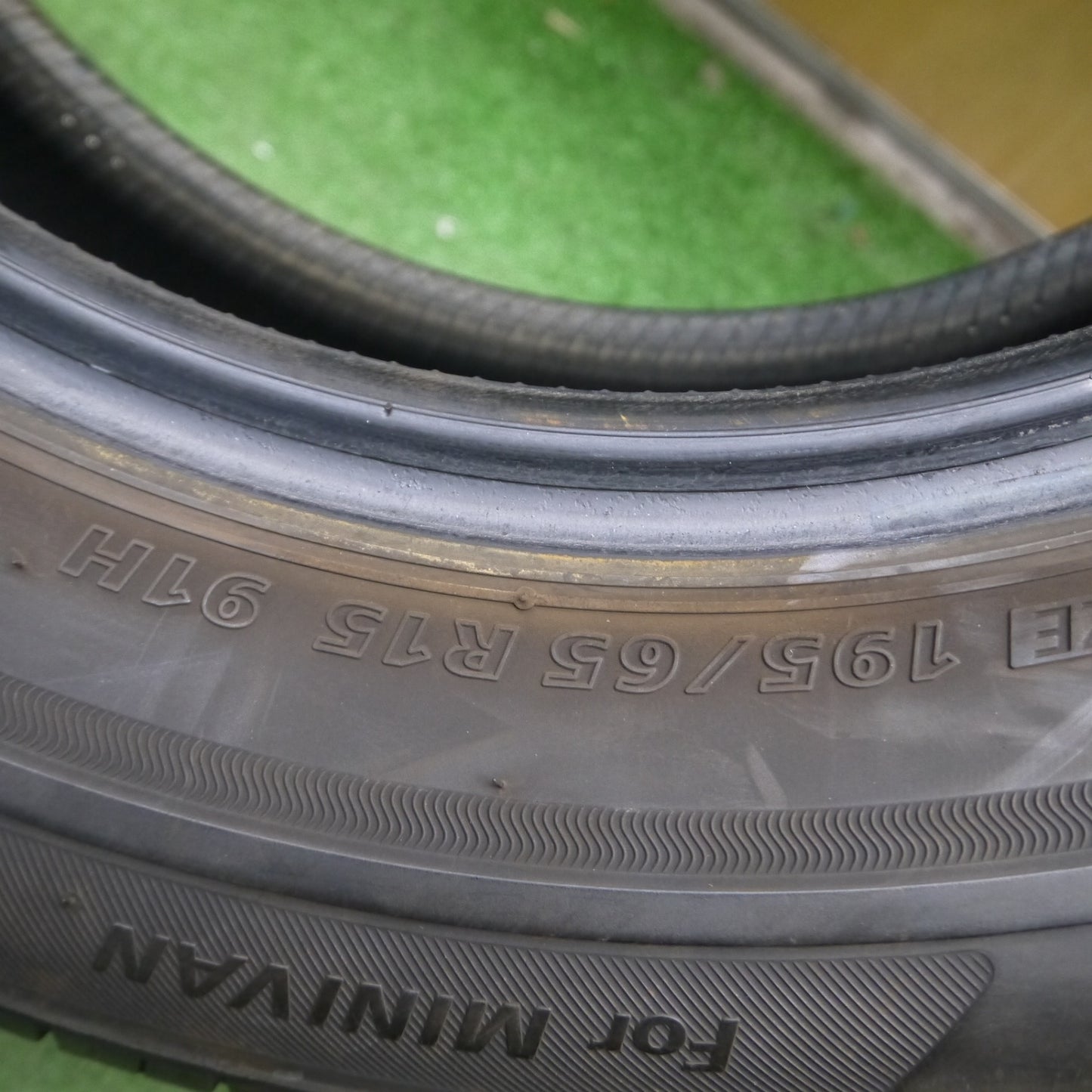 *送料無料* バリ溝！8.5分★195/65R15 ブリヂストン エコピア NH100RV タイヤ 15インチ ノア ヴォクシー セレナ ステップワゴン等★4060406Hノタ