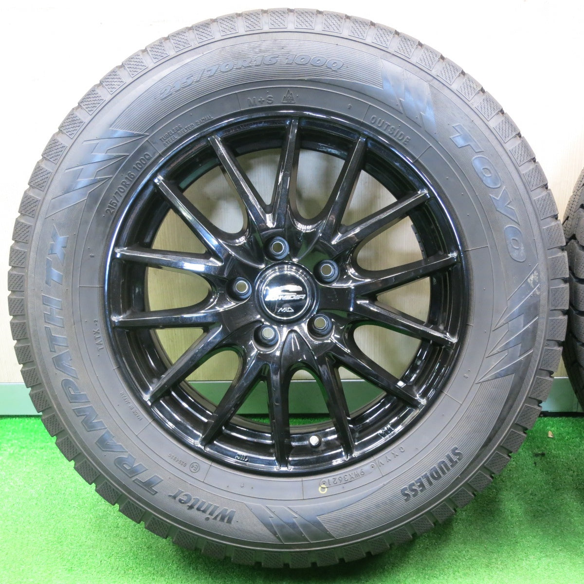 [送料無料] バリ溝！22年！キレイ！9.5分★スタッドレス 215/70R16 トーヨー ウインター トランパス TX SCHNEIDER MiD シュナイダー 16インチ PCD114.3/5H★4112102NJス