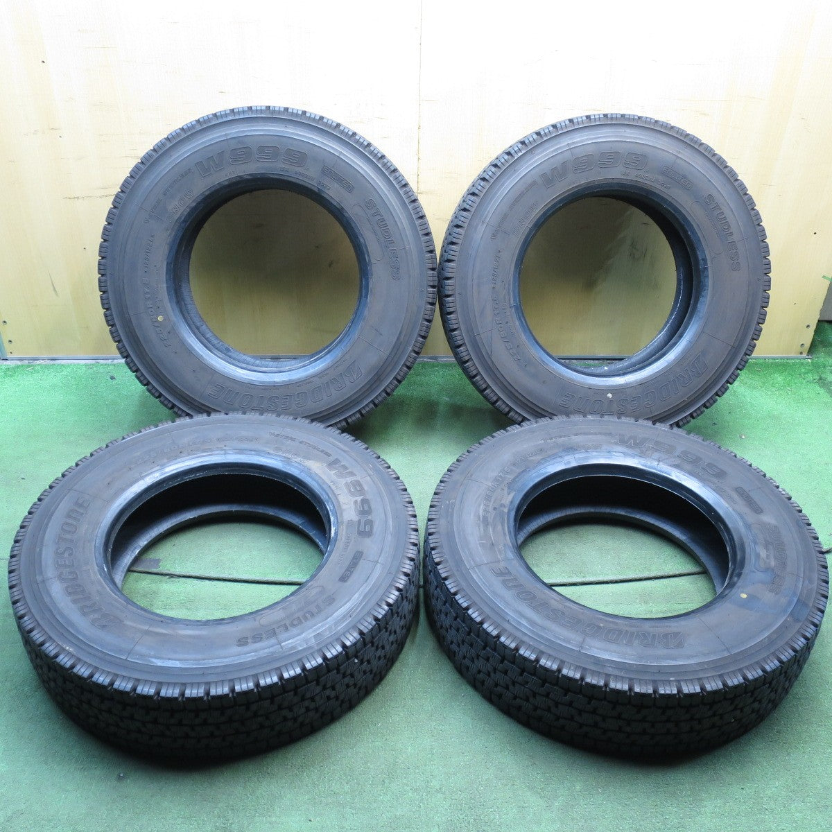 *送料無料* バリ溝！23年！9.5分★トラック タイヤ 225/80R17.5 123/122L スタッドレス ブリヂストン W999 17.5インチ★4032302クスタ