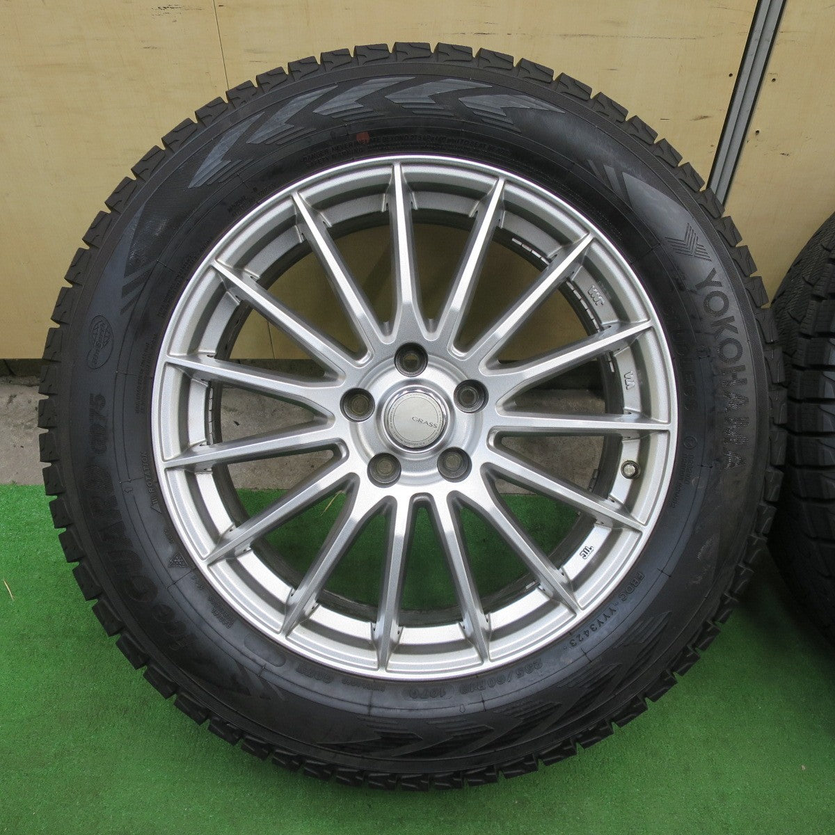 バリ溝！23年！キレイ！9.5分★スタッドレス 235/60R18 ヨコハマ アイスガード G075 GRASS グラス 18インチ PCD114.3/5H★5112210TTス
