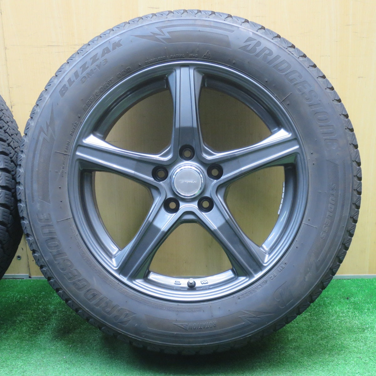 バリ溝！22年！キレイ！9分★スタッドレス 225/60R17 ブリヂストン ブリザック DM-V3 TOPRUN トップラン 17インチ PCD114.3/5H★5111802NJス