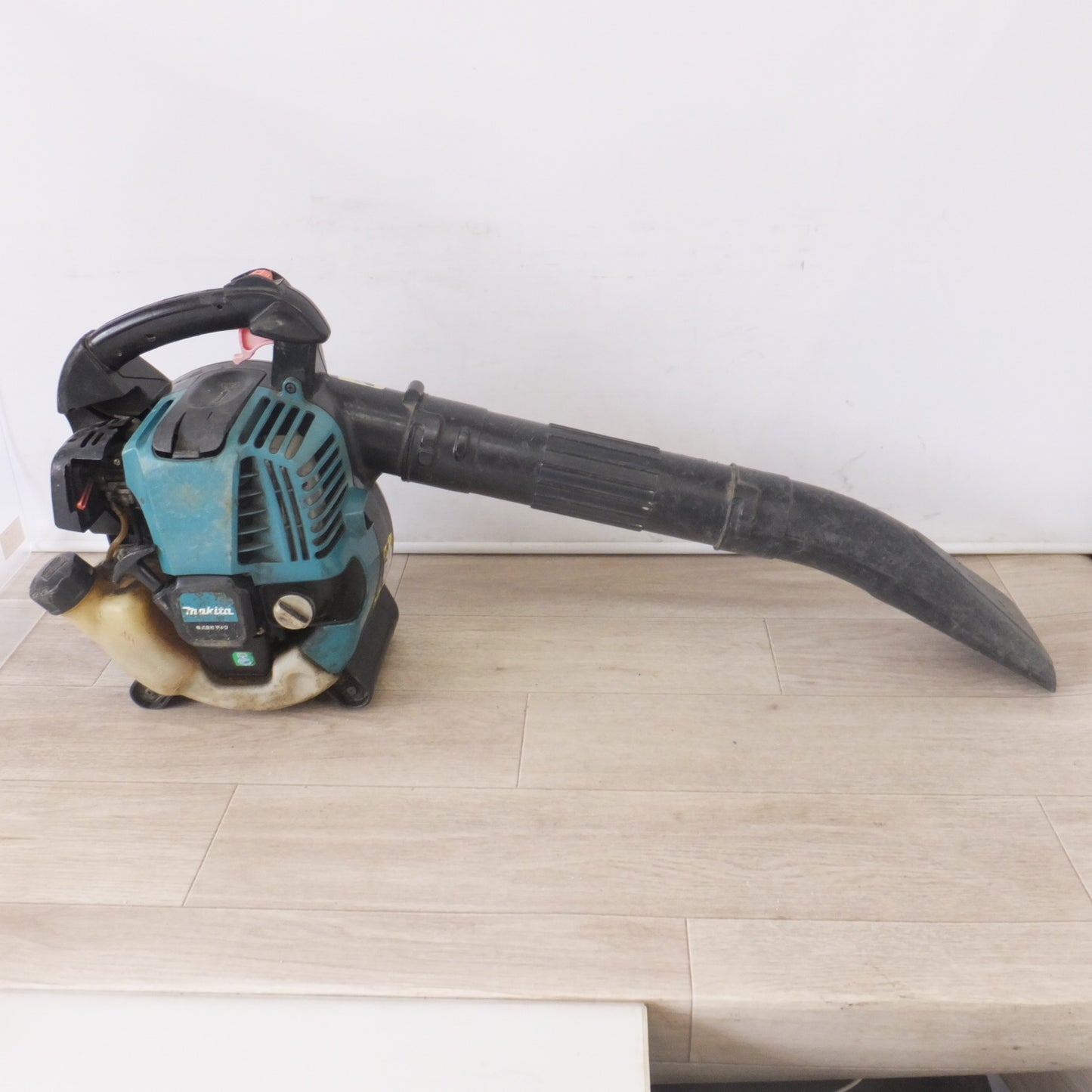 [送料無料] 岐阜発★マキタ makita エンジンブロワ集じん機 EUB4250　24.5mL 10.1m3/min　吹飛ばし 吸い込み ストローク★