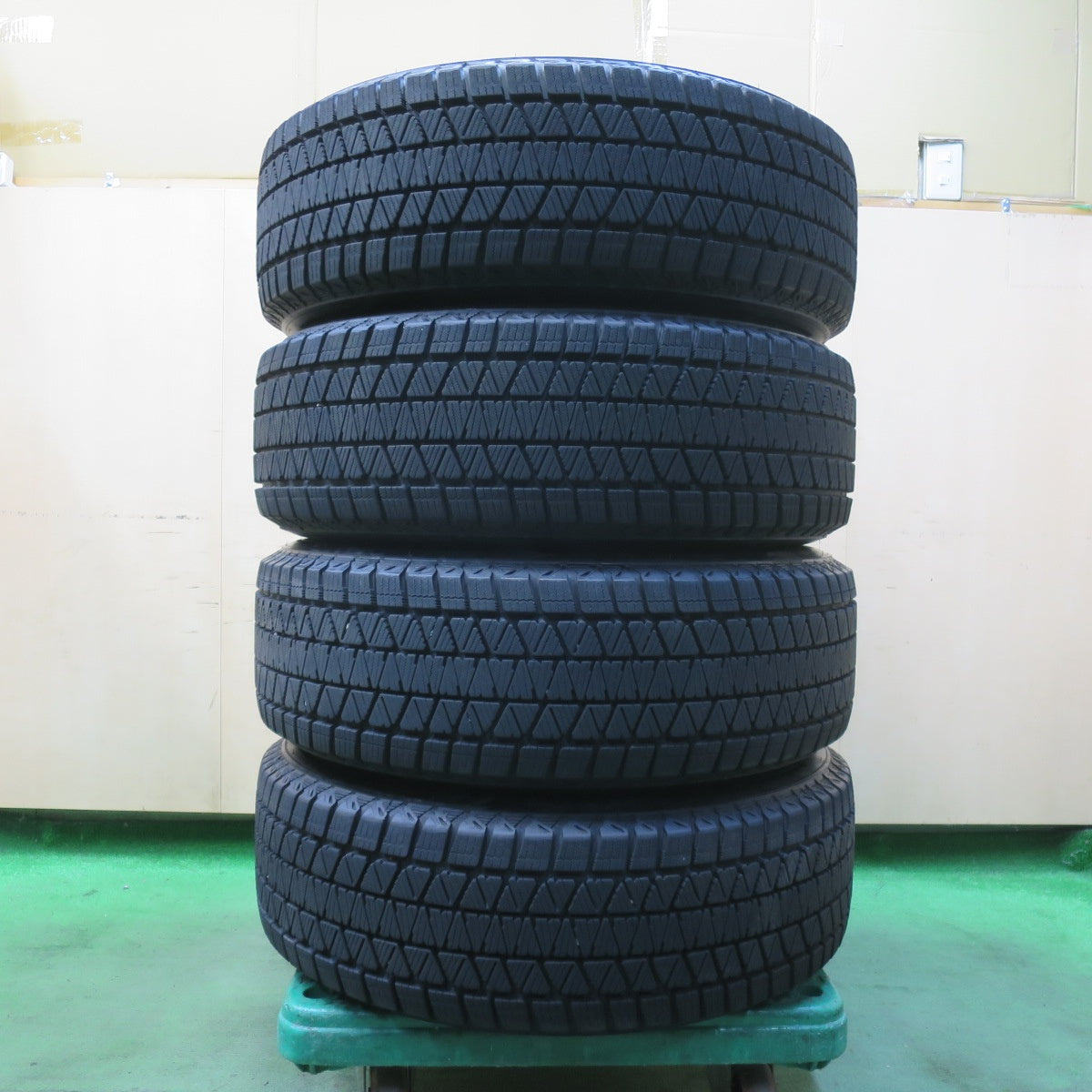 バリ溝！22年！キレイ！9.5分★トヨタ 60系 ハリアー 純正 225/65R17 スタッドレス ブリヂストン ブリザック DM-V3 17インチ PCD114.3/5H★5103018イス