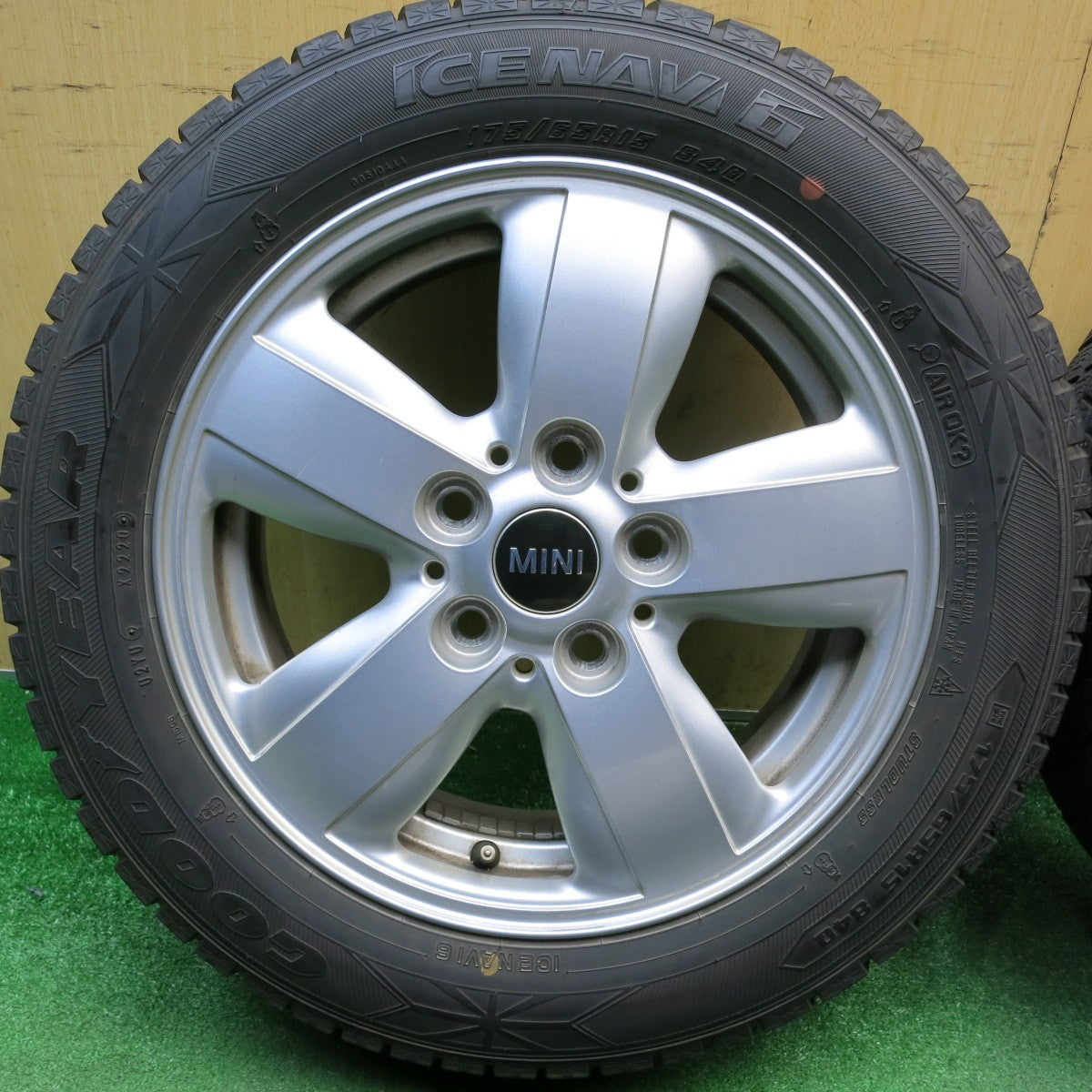 4本価格★MINI ミニ F55 F56 等 純正 ヘリスポーク 492 175/65R15 スタッドレス グッドイヤー アイスナビ6 15インチ PCD112/5H★6022810HAス