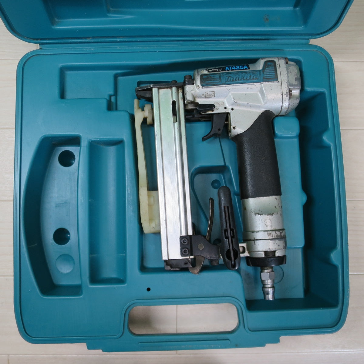 [送料無料] ☆マキタ 4mm 常圧 エア タッカ 長さ13~25mm AT425A ケース付き エア 工具☆