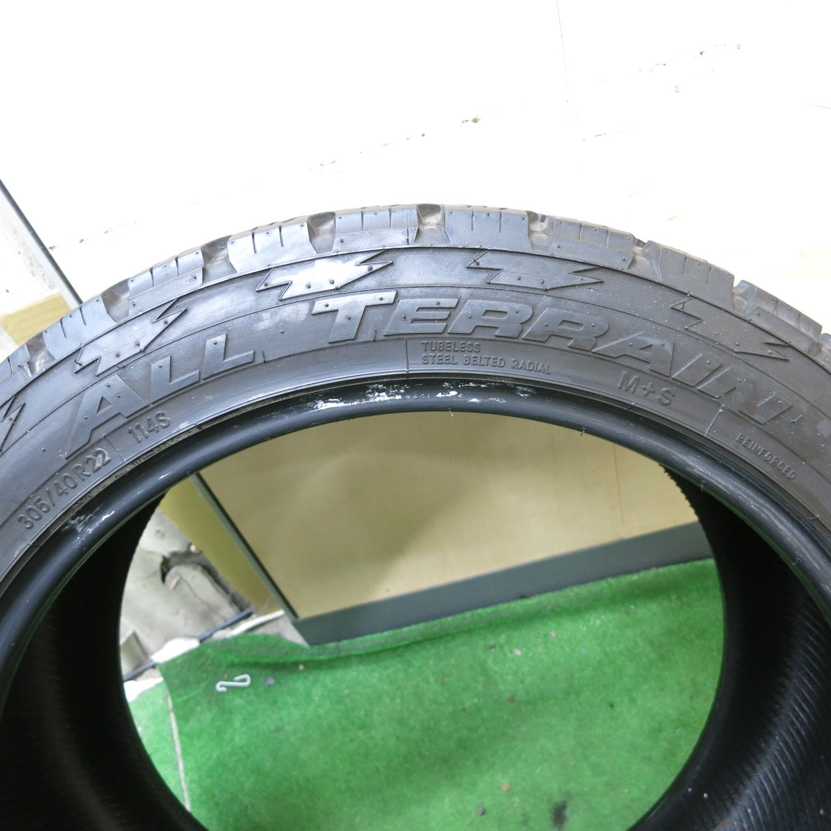 バリ溝！9分！1本★305/40R22 ニットー TERRA GRAPPLER ALL TERRAIN テラ グラップラー オールテレーン 22インチ ランクル 等★5110501ナノタ