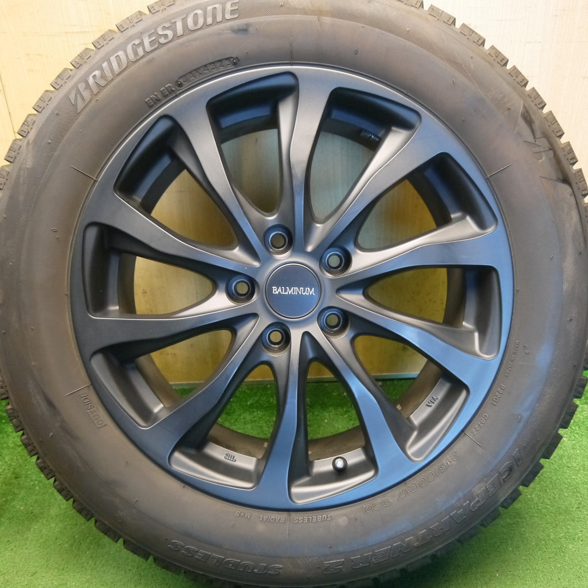 バリ溝！23年！キレイ！9.5分◎スタッドレス 215/60R17 ブリヂストン アイスパートナー2 BALMINUM TR10 バルミナ 17インチ PCD114.3/5H◎6091804Hス
