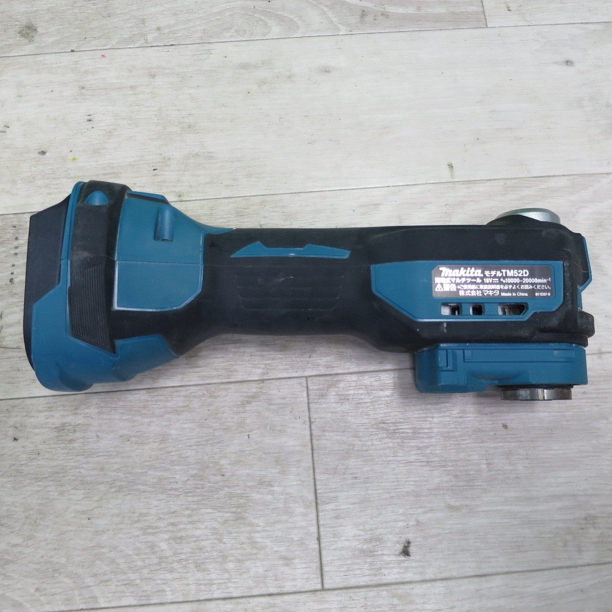 [送料無料] キレイ!付属品付き☆マキタ 充電式 マルチ ツール 18V TM52D 充電器  ケース付き  切断 研削 剥離 電動 工具☆