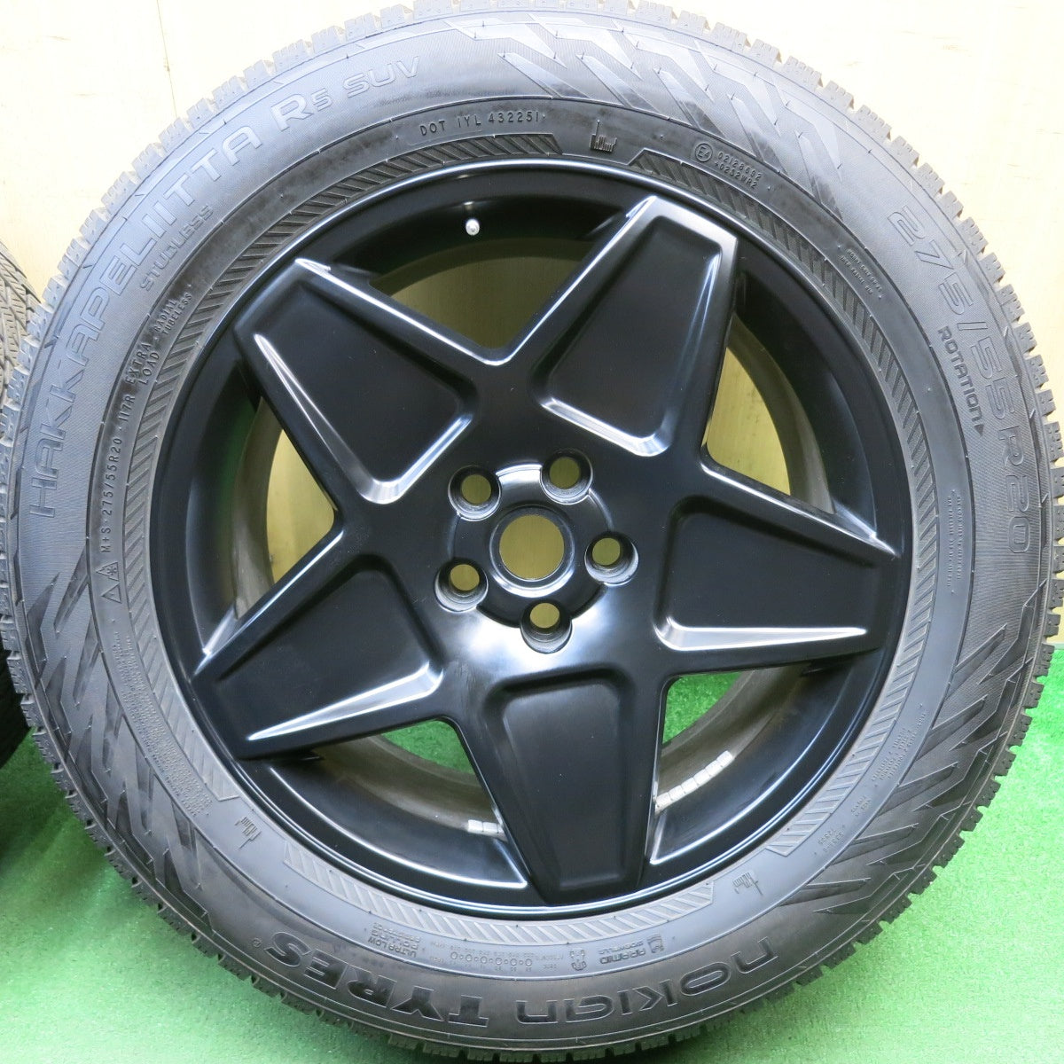 バリ溝！23年！キレイ！8.5分★ランドローバー ディフェンダー 等 275/55R20 スタッドレス ノキアン タイヤ ハッカペリッタ R5 SUV 阿部商会 AMD 20インチ PCD120/5H★6043008HAス