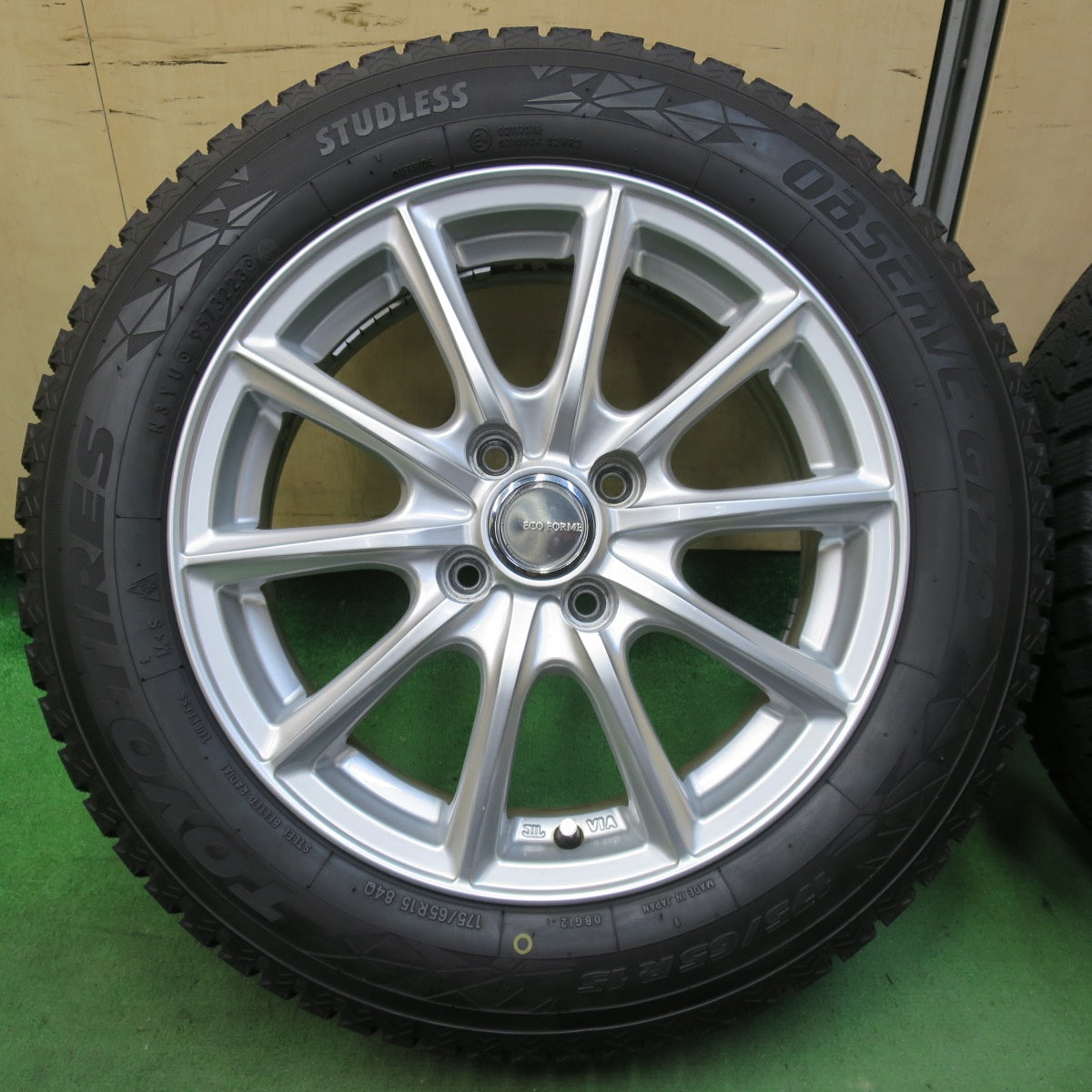 バリ溝！23年！キレイ！9.5分以上★スタッドレス 175/65R15 トーヨー オブザーブ GIZ2 ECO FORME エコフォルム 15インチ PCD100/4H★5053102イス
