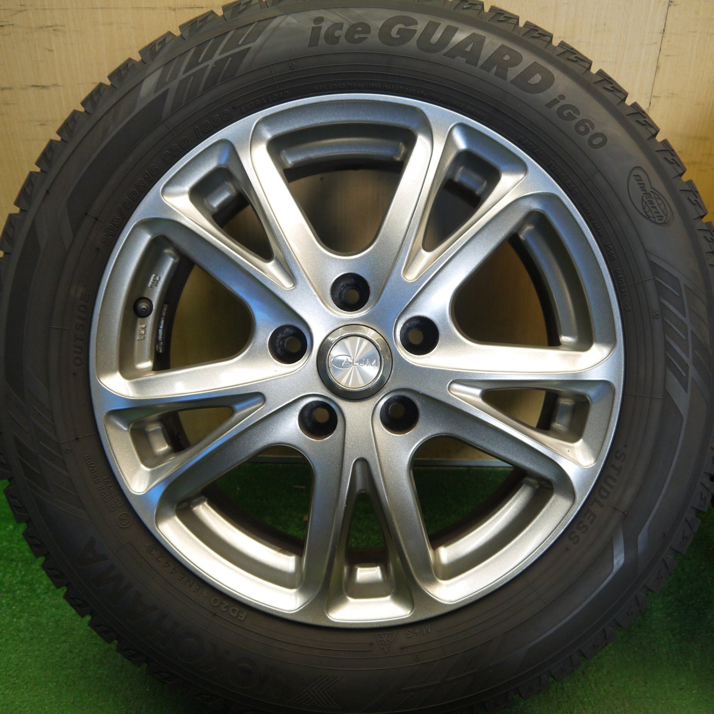 バリ溝！23年！キレイ！9.5分★スタッドレス 205/60R16 ヨコハマ アイスガード iG60 CALUM カルム 16インチ PCD114.3/5H★6042104Hス