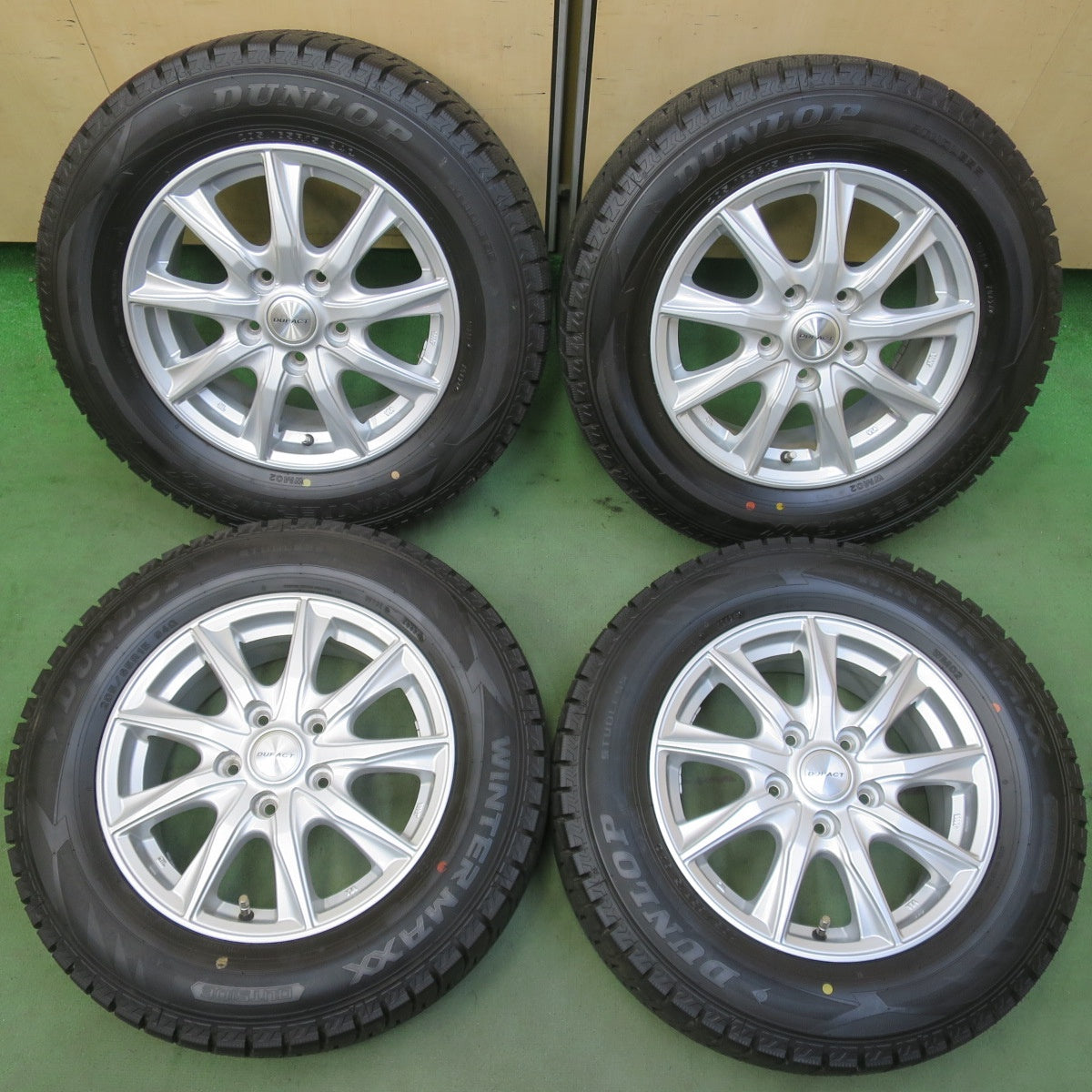ほぼ未使用！24年！キレイ◎スタッドレス 205/65R15 ダンロップ ウインターマックス WM02 DUFACT デュファクト 15インチ PCD114.3/5H◎6072705イス