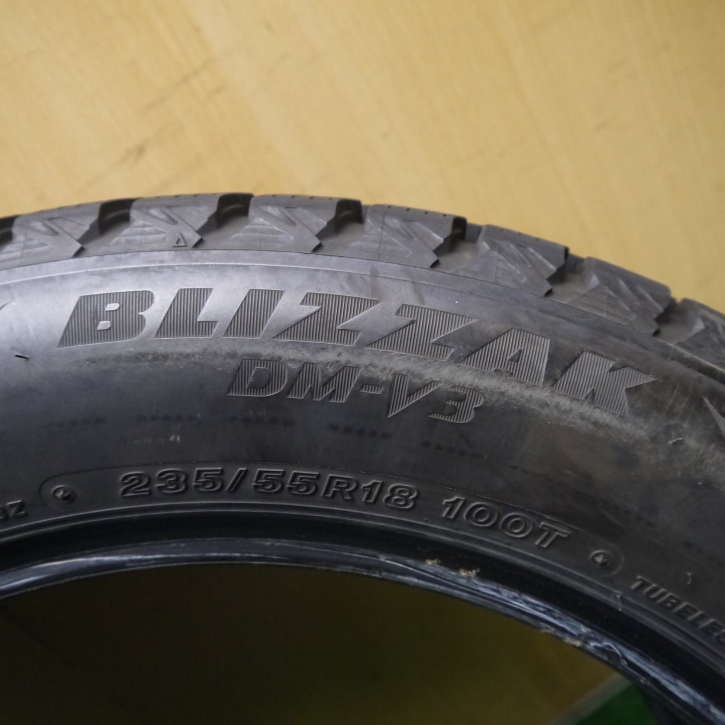 バリ溝！23年！9分！1本★スタッドレス 235/55R18 ブリヂストン ブリザック DM-V3 タイヤ 18インチ ハリアー RAV4 ヴァンガード 等★6010903Hスタ