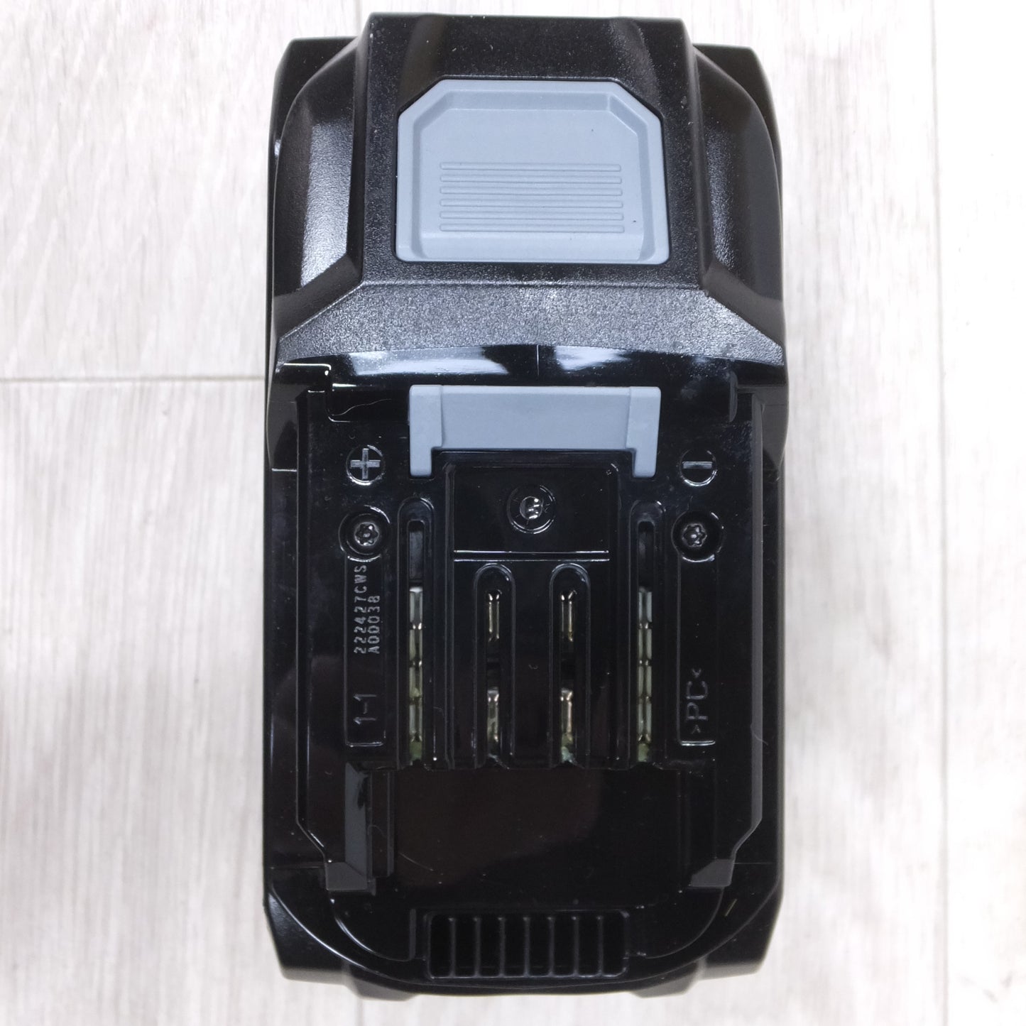 [送料無料] ほぼ未使用◆マキタ Li-ion リチウム イオン バッテリ BL4050F バッテリー DC40V 180Wh 残量表示 雪◆