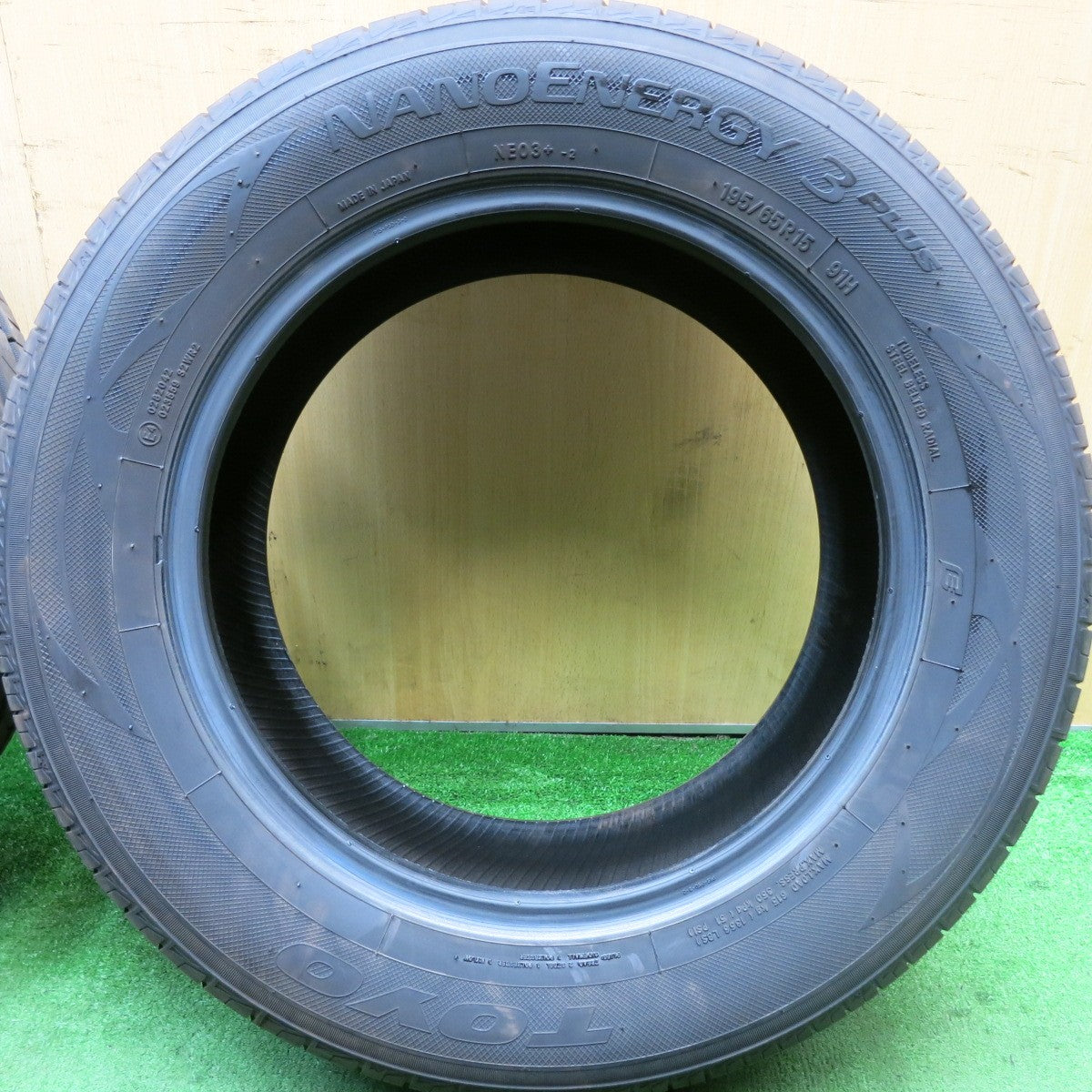 バリ溝！23年！9.5分★195/65R15 トーヨー ナノエナジー 3 プラス NANOENERGY 3+ タイヤ 15インチ プリウス 等★5071701HAノタ