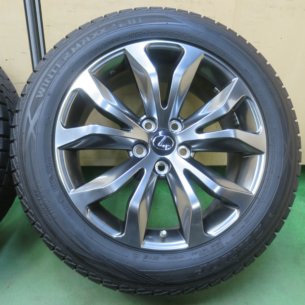 センサー付！バリ溝！キレイ！9.5分★レクサス NX Fスポーツ 純正 235/55R18 スタッドレス ダンロップ ウインターマックス SJ8 18インチ PCD114.3/5H★6042905イス