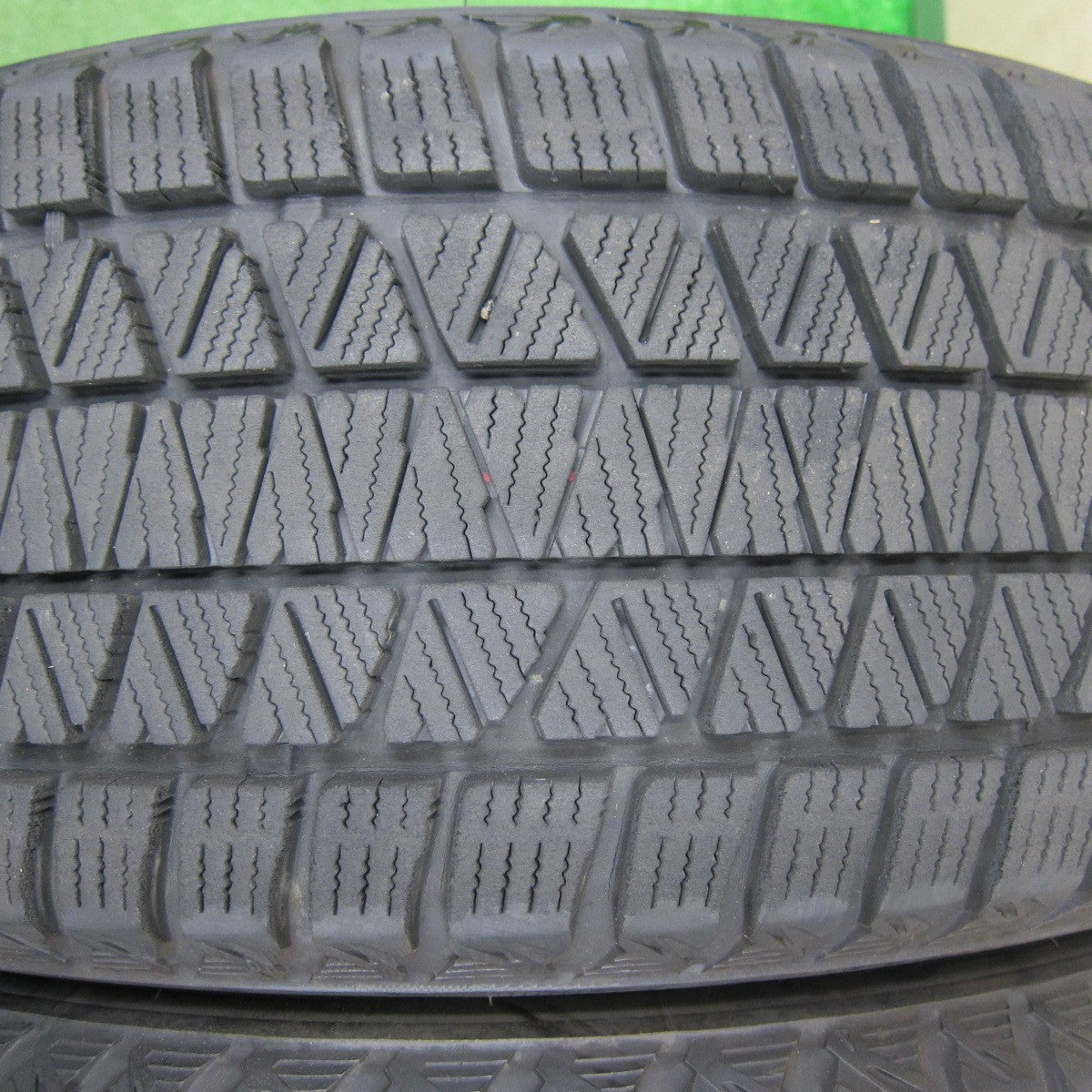 [送料無料] バリ溝！22年！キレイ！8.5分★ボルボ 等 IRVINE 235/55R18 スタッドレス ブリヂストン ブリザック DM-V3 アーヴィン 18インチ PCD108/5H★4121412TNス