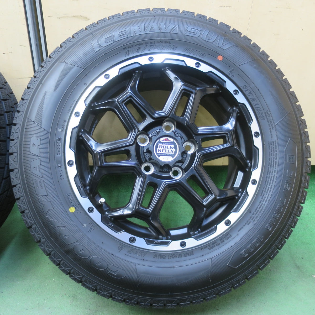 バリ溝！キレイ！9.5分◎LOXARNY ROCK KELLY 632 215/70R16 スタッドレス グッドイヤー アイスナビ SUV ロクサーニ ロックケリー 16インチ PCD114.3/5H◎6061508イス