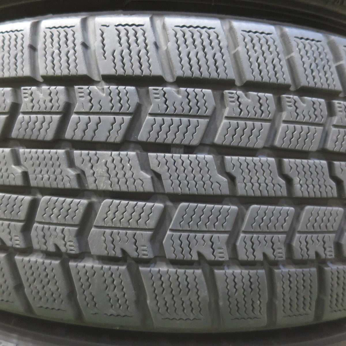 バリ溝！22年！9.5分◎スタッドレス 215/55R17 グッドイヤー アイスナビ7 LAYCEA レイシア 17インチ PCD114.3/5H◎6072205イス