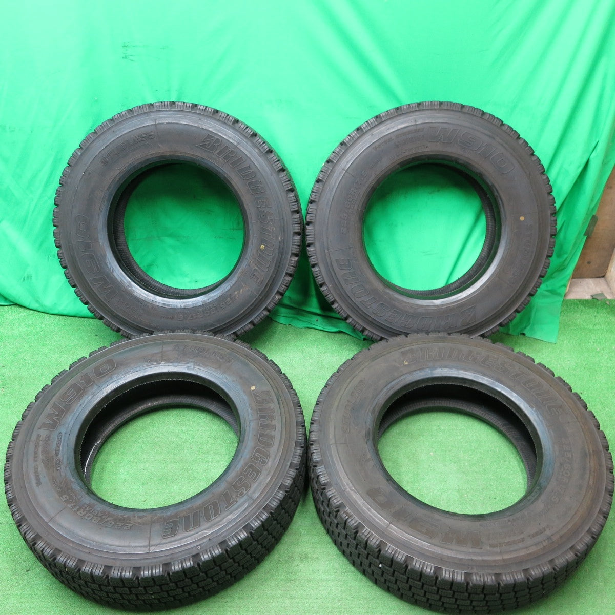*送料無料* バリ溝！22年！9.5分★トラック タイヤ 225/80R17.5 123/122L スタッドレス ブリヂストン W910 17.5インチ★4050702ナスタ