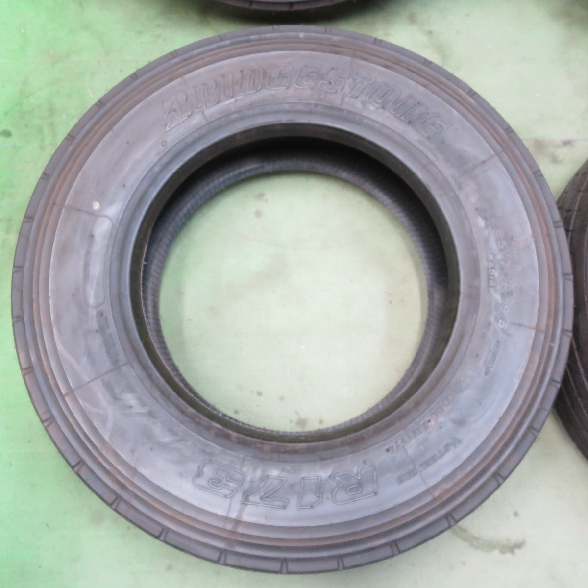 新車外し！24年★トラック タイヤ 265/70R19.5 140/138J ブリヂストン R173 19.5インチ★6053003イノタ