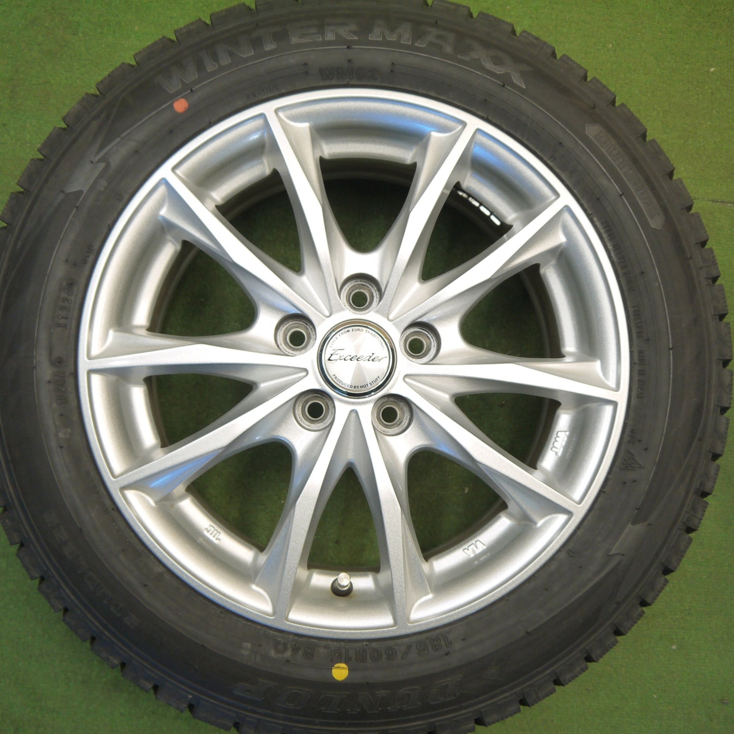 バリ溝！24年！キレイ！ほぼ10分★シエンタ 等 185/60R15 スタッドレス ダンロップ ウインターマックス WM02 Exceeder エクシーダー 15インチ PCD100/5H★6032306Hス