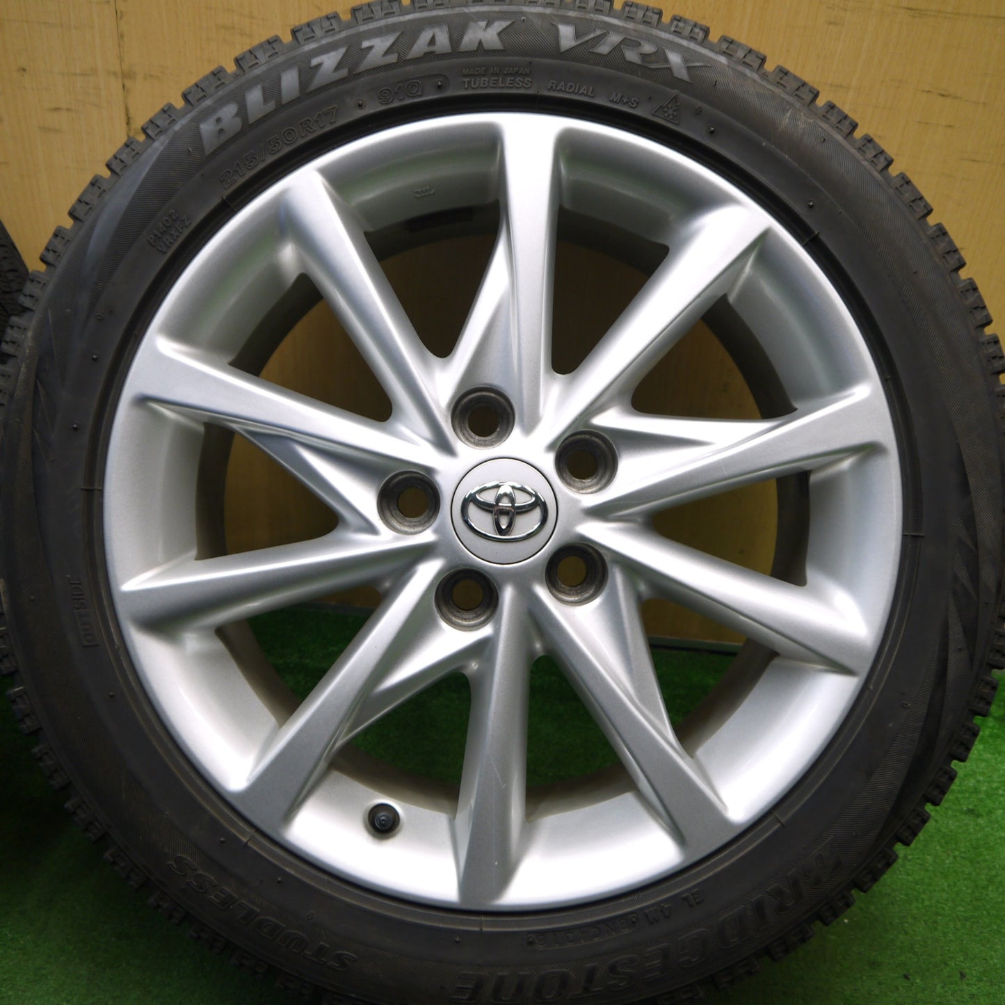 キレイ★トヨタ プリウスα ツーリング 純正 215/50R17 スタッドレス ブリヂストン ブリザック VRX 17インチ PCD114.3/5H★5052006Hス