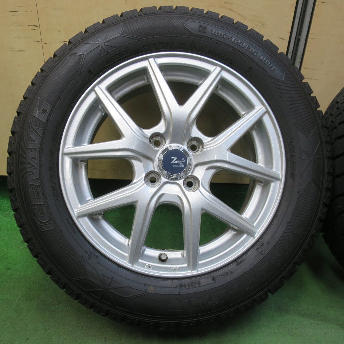 バリ溝！キレイ！9.5分★スタッドレス 185/65R15 グッドイヤー アイスナビ6 Zmeist M5 15インチ PCD100/4H★5121304イス