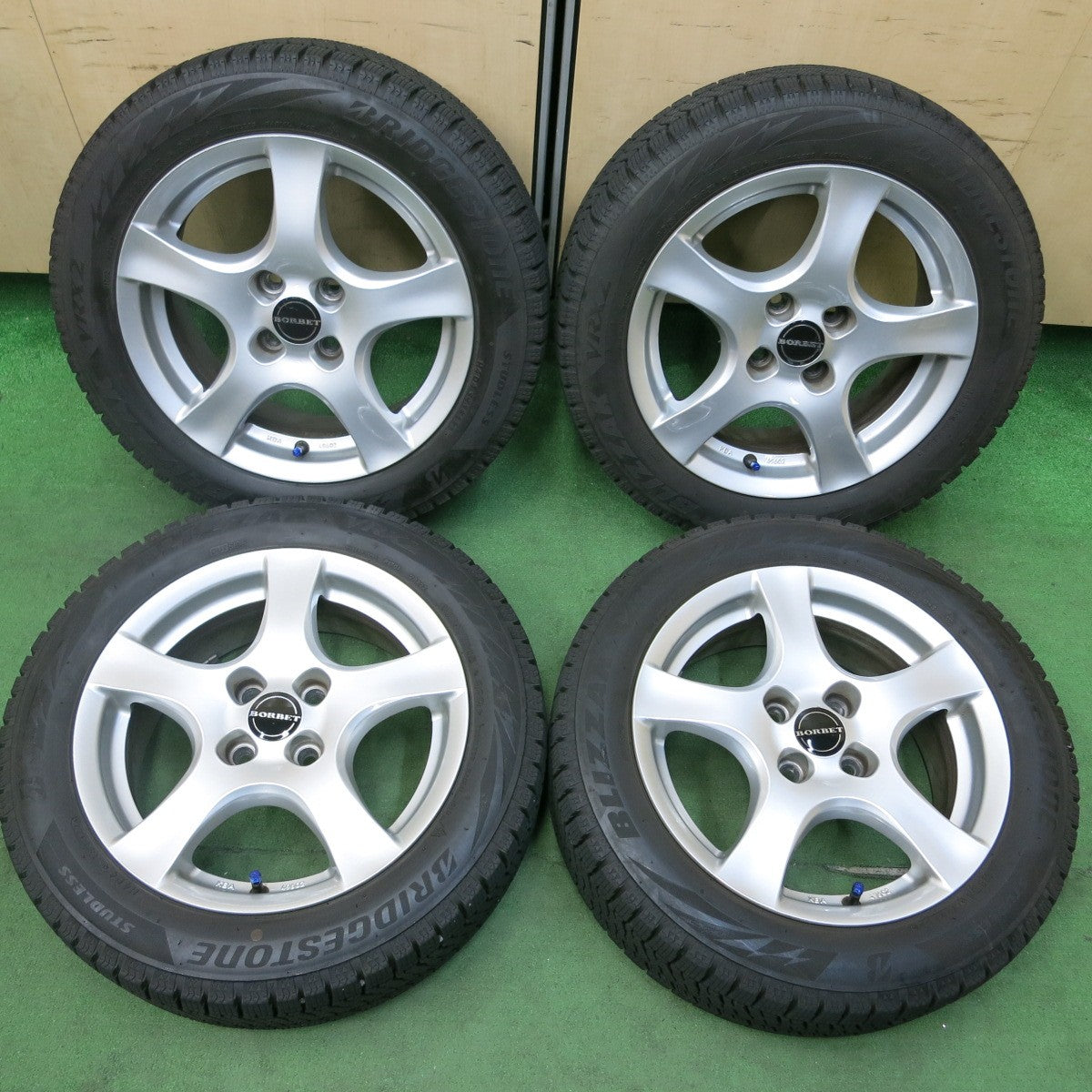 [送料無料] バリ溝！21年！キレイ！9.5分★FIAT フィアット 500 等 BORBET 185/55R15 スタッドレス ブリヂストン ブリザック VRX2 ボルベット PCD98/4H★4111210SYス