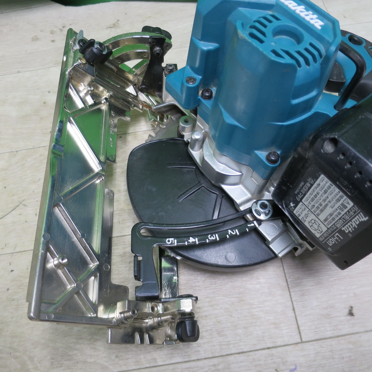 [送料無料] キレイ☆マキタ 165mm 充電式 マルノコ 18V HS610D バッテリー付き 丸鋸 丸のこ 丸ノコ 切断機 電動 工具☆